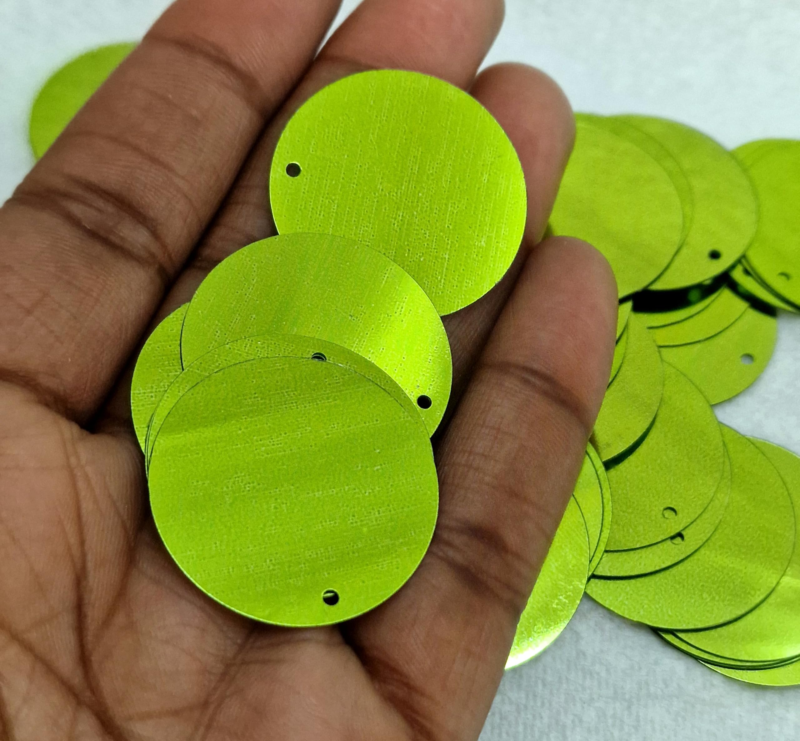 MajorCrafts 30mm 40g 150pcs Metallic Large Round PVC Sequins with 1x Hole (Light Green) - Image 3