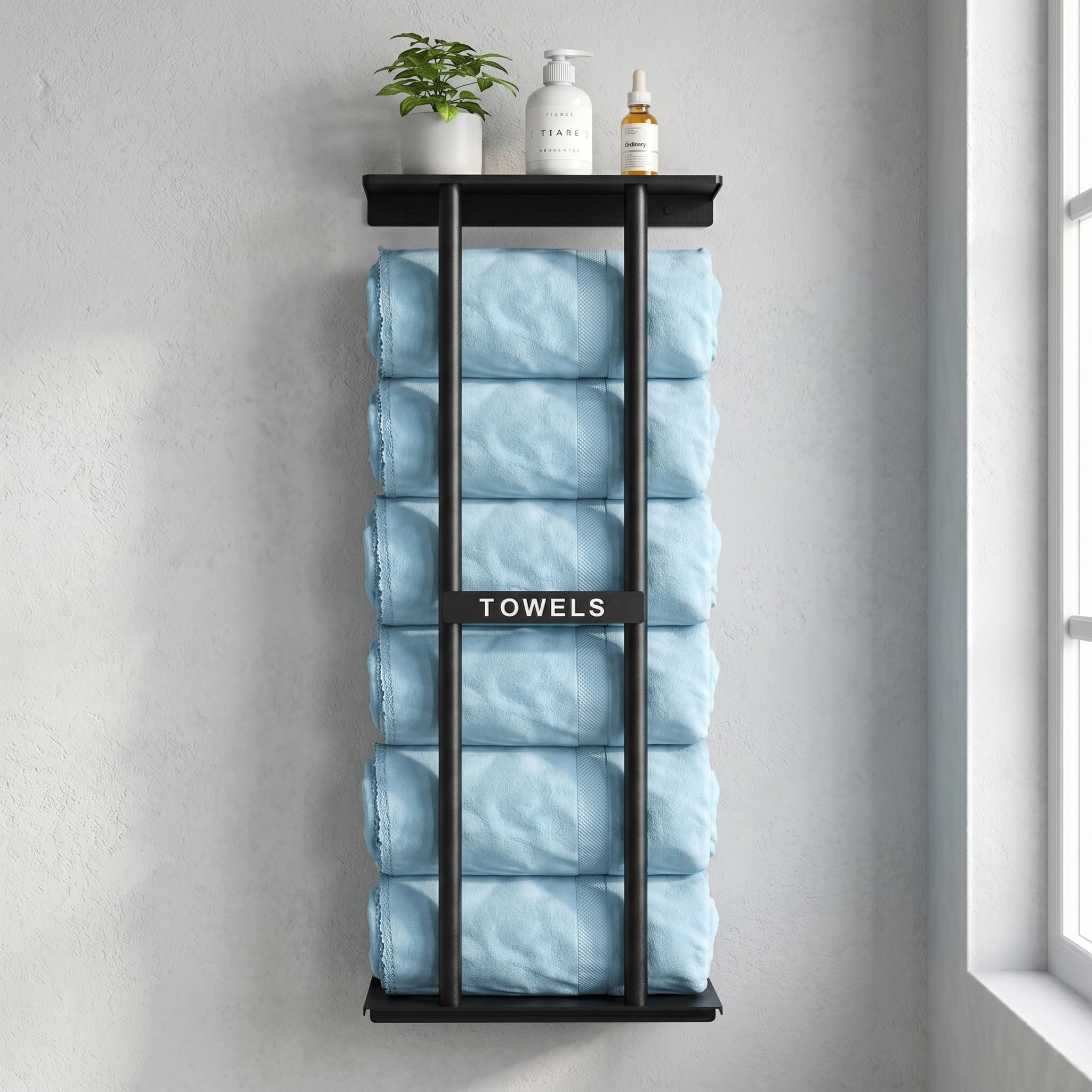 Toallero de pared con estante para ordenar toallas enrolladas en baños pequeños