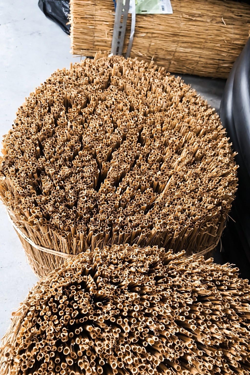 Bambú Fino Pelado Multivarilla 1x5 Metros | Ocultación Total para Tu Jardín | Distintas Medidas Disponibles | Ideal para Pérgolas y Vallados | Resistente al Exterior