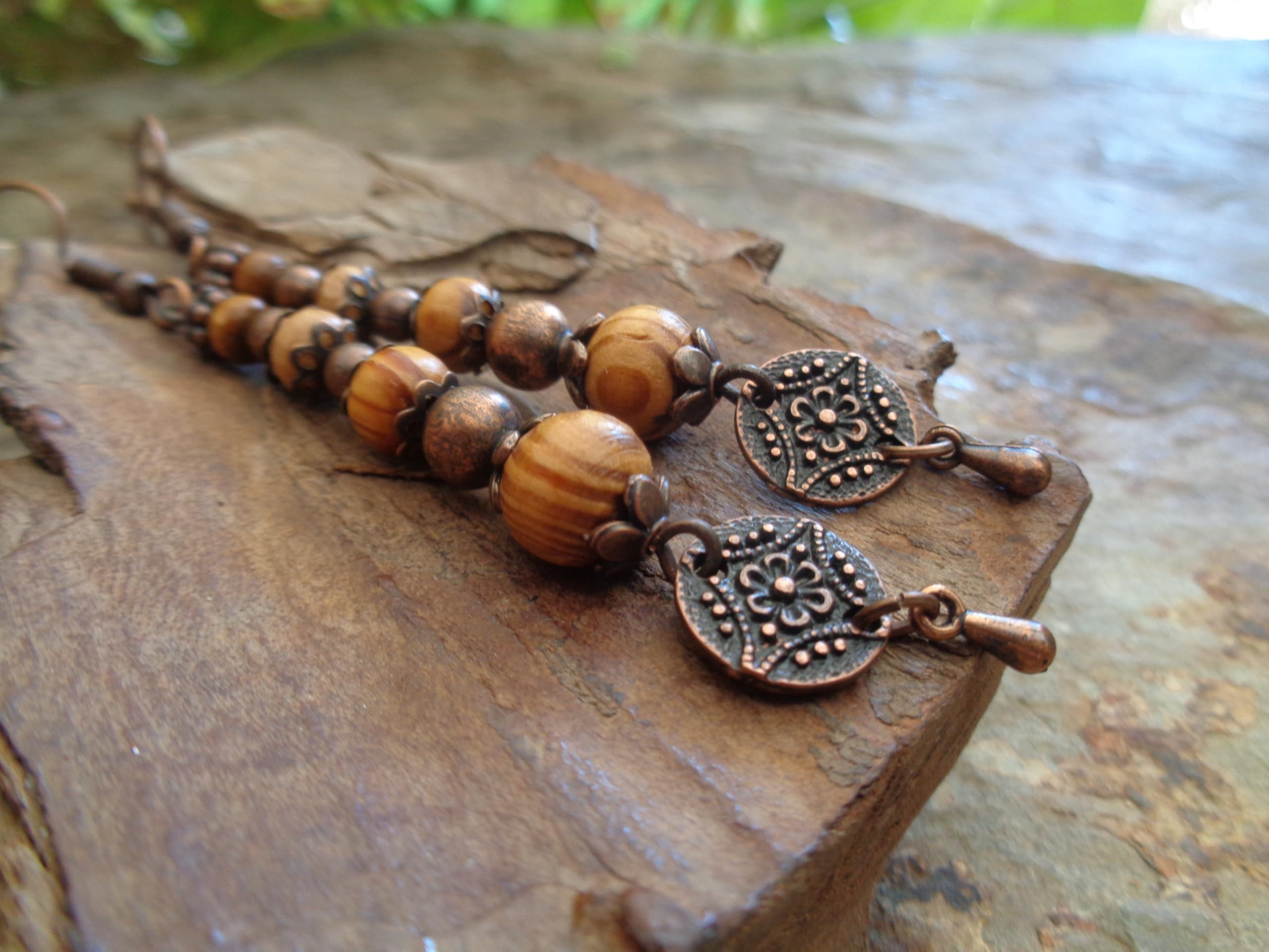 ⊹⊱✿❃ ORECCHINI LUNGHI CON DISCO FLOREALE E RADICE DI RAME E PENDENTI ❃ ✿⊰⊹ orecchini lunghi con perline di legno e pendenti nei colori del rame