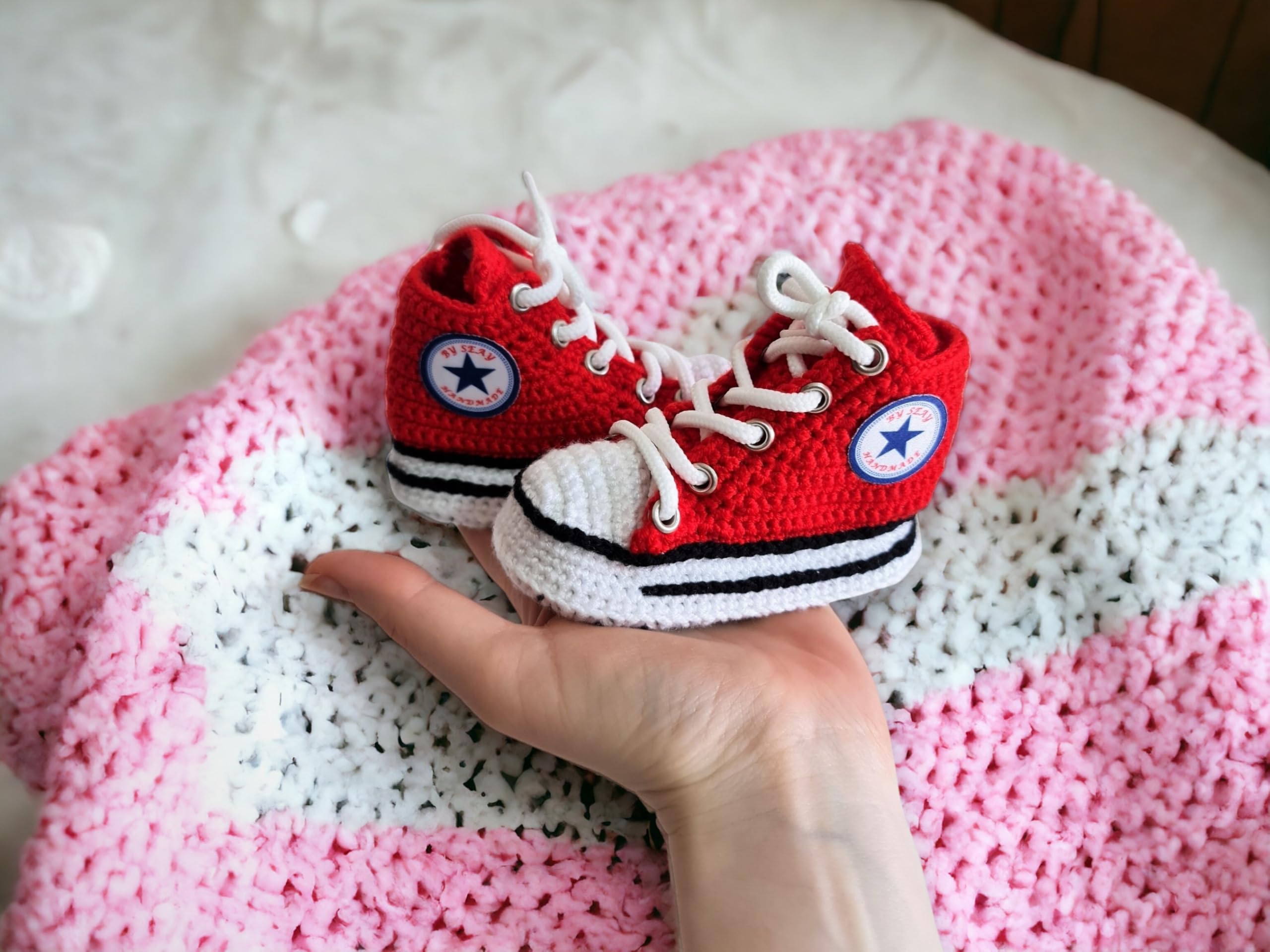 Personalisierte Rote Baby Sneaker aus Bio-Wollmischung - Handgefertigte Lauflernschuhe für die Ersten Schritte - Umweltfreundliches Geschenk zur Geburt & Babyparty - Unisex 0-24 Monate