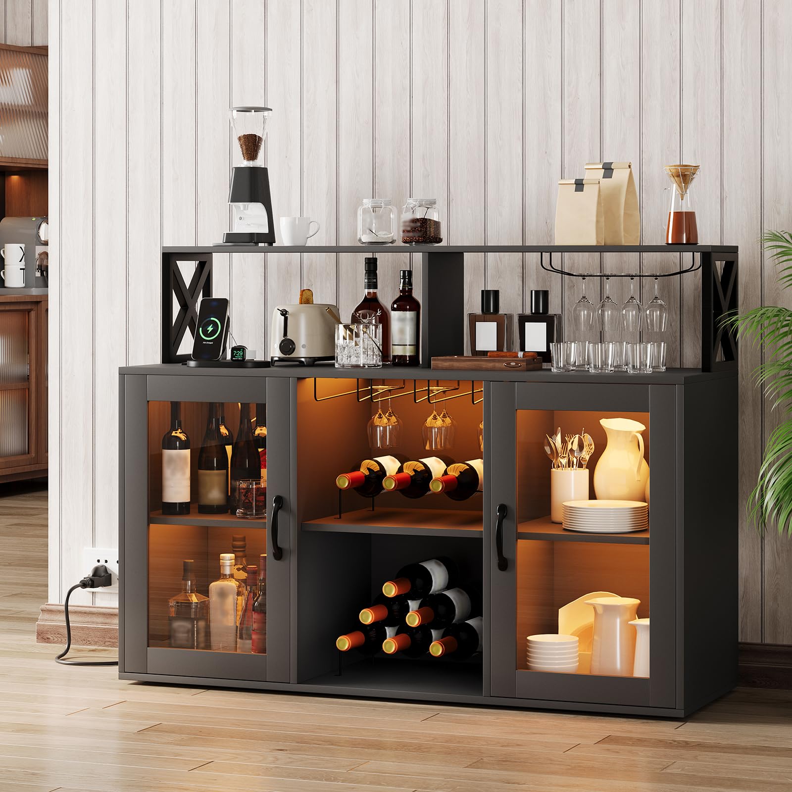 Garvee Mobile Bar Industriale 2-in-1 con Luci LED e Prese, Buffet con Portabottiglie, Portabicchieri, Ripiani Aperti, per Cucina, Sala da Pranzo, Soggiorno, Nero