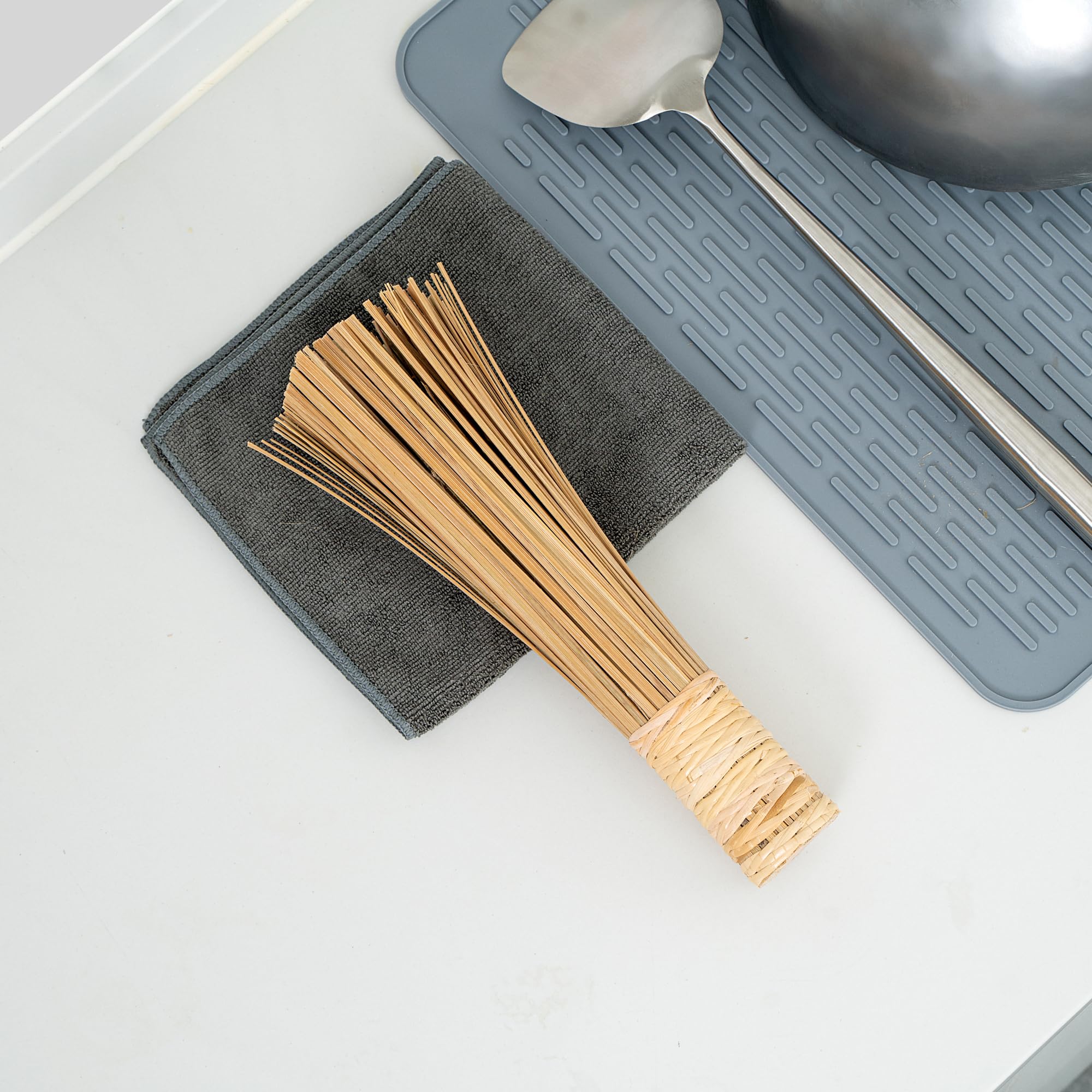 Restaurantware - Motomori - Batidor de limpieza de 11 pulgadas, 1 cepillo tradicional para wok, batidor rígido, mango ergonómico, raspador de ollas de bambú, adecuado para limpiar wok, sartenes,