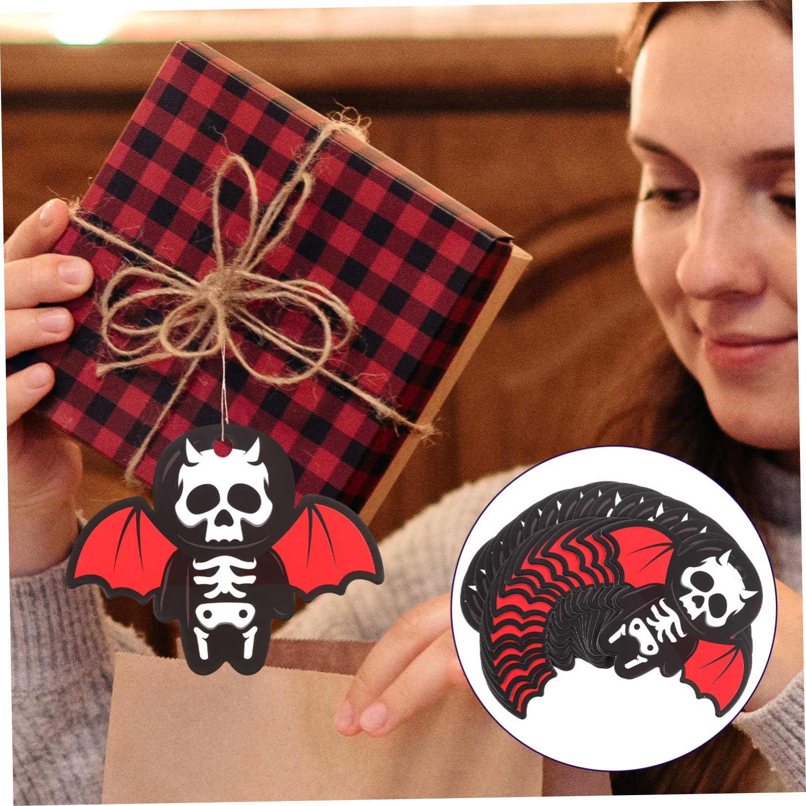 Cabilock 5 Sätze Fledermaus Anhänger Deko Zubehör Fledermäuse Halloween Spinnen Deko Aufkleber Halloween Mini Skelette Trick Or Treat Hängeetikett 100 Stück * 5