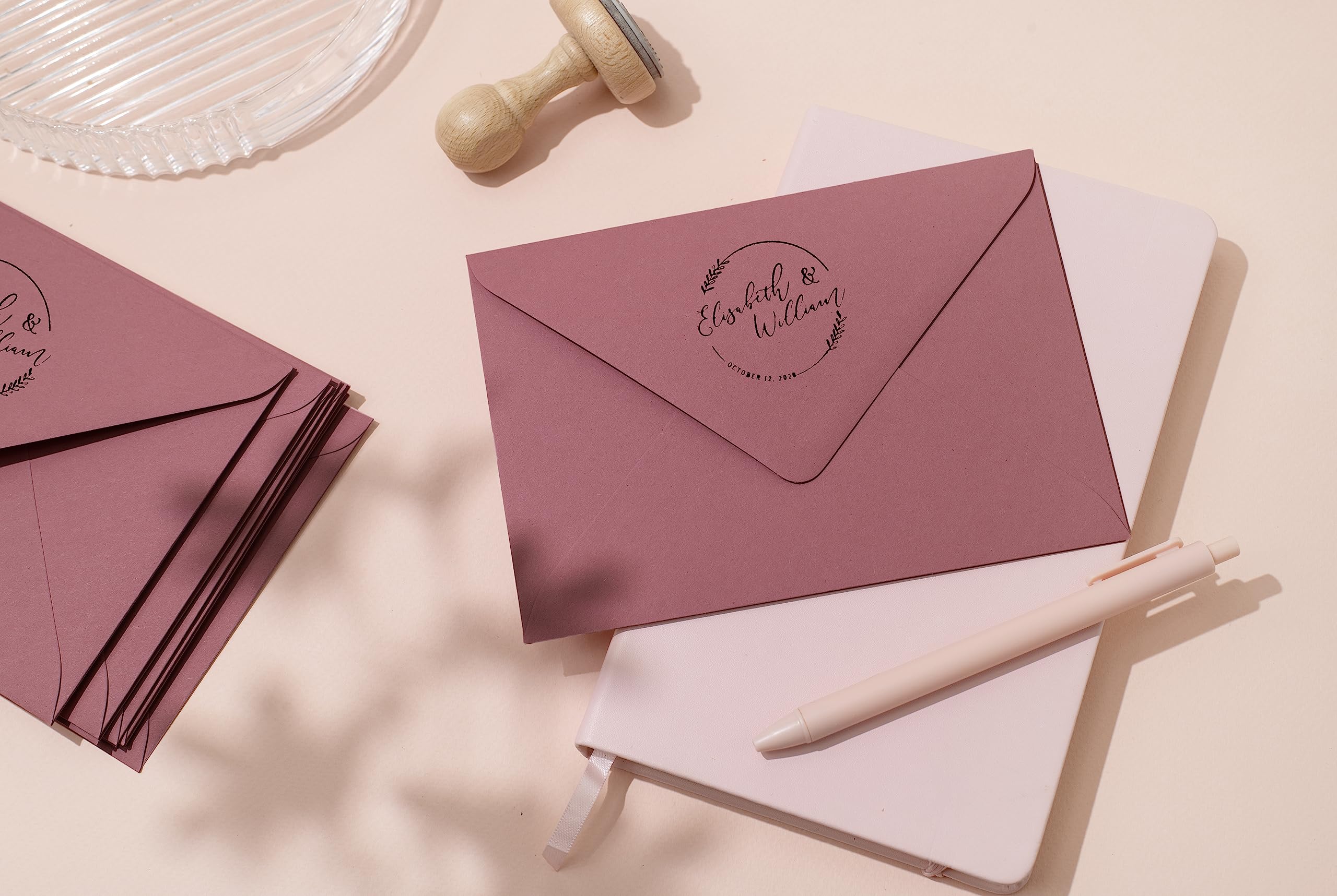 Stamp by Me | Sello Personalizado para Boda | 12 Diseños Exclusivos | Sello de Madera | Ideal para Sobres e Invitaciones de Boda | Tampón de Tinta | Nombres y Fecha |Corona de Círculos y Flores Boho