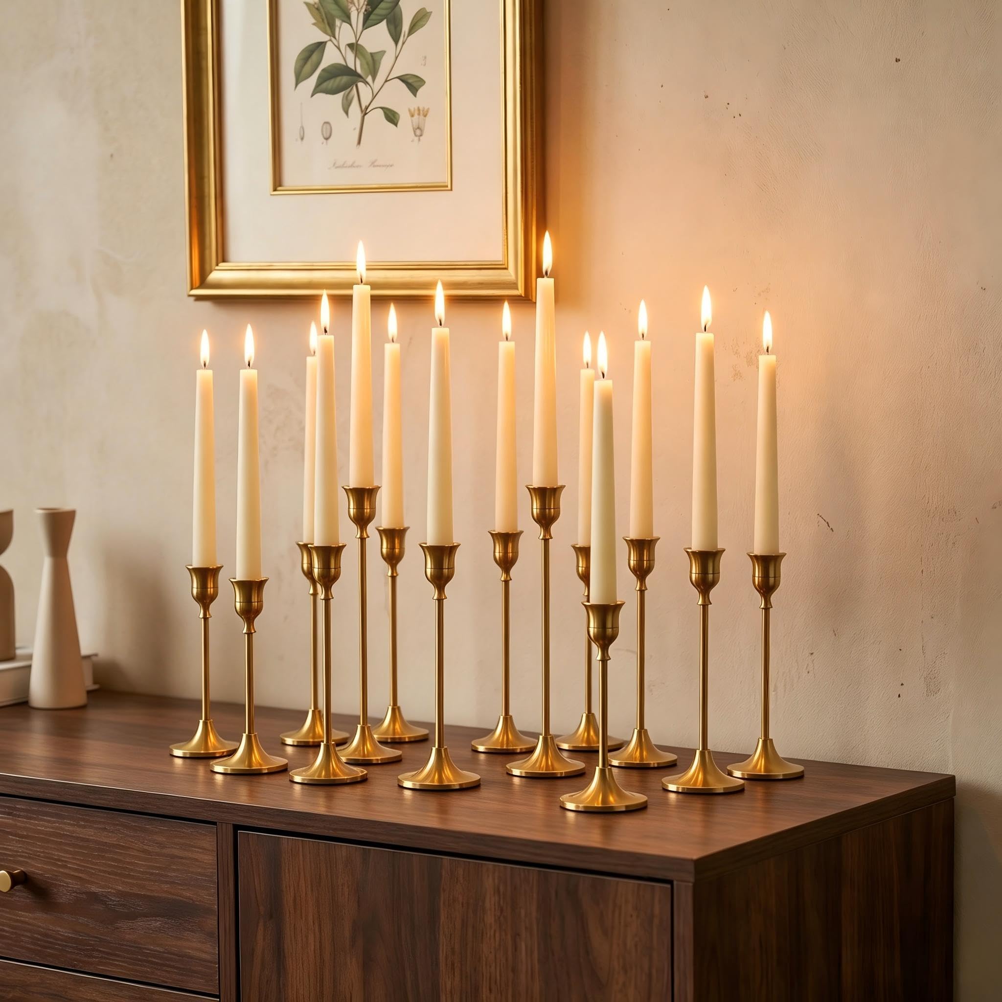 Bougeoirs coniques en laiton au style vintage chic pour sublimer votre décoration de cheminée