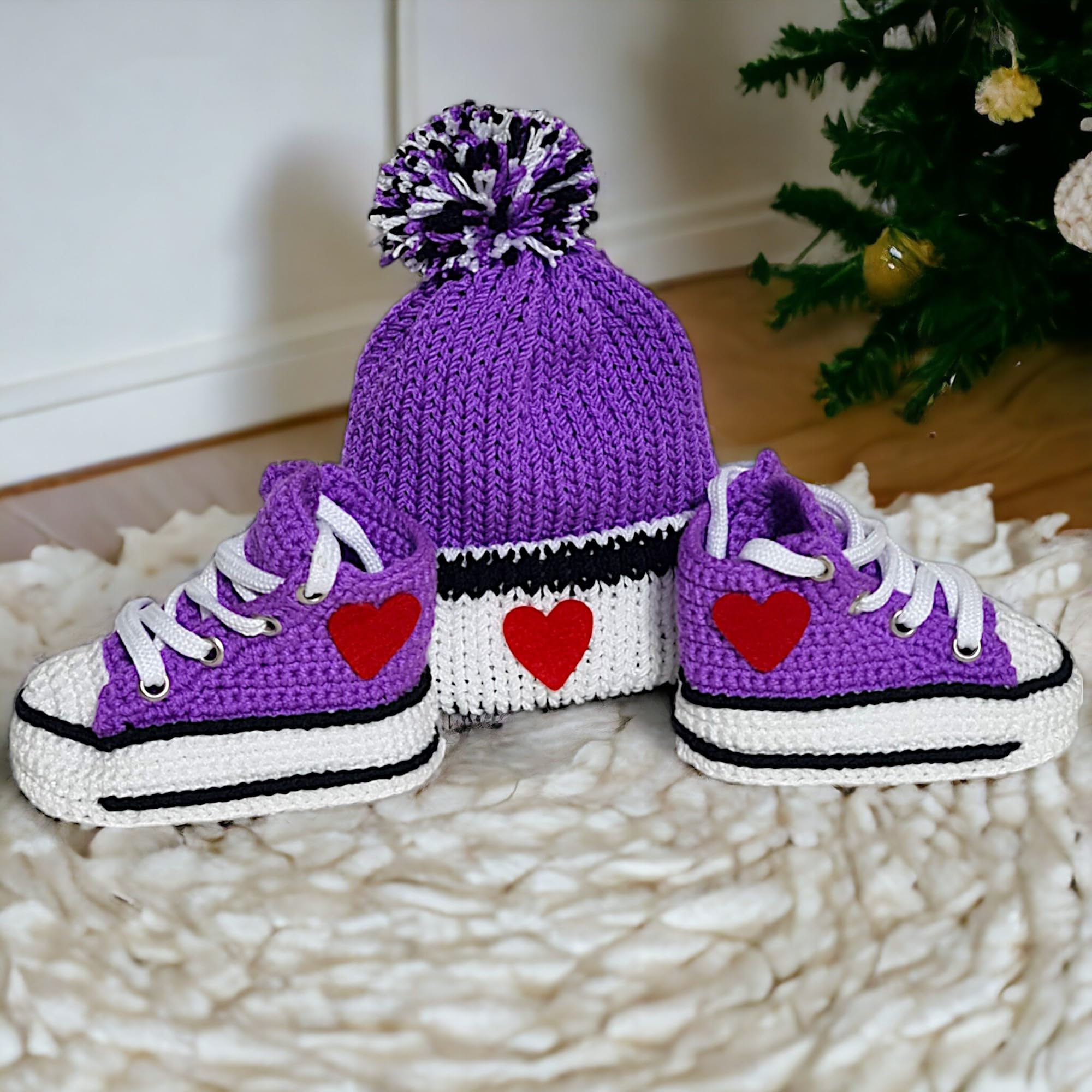 Handgemachtes geschlechtsneutrales Häkel Baby lila Sneaker und Mützen Set, weiche Sohle, individualisierbar, perfekt für Neugeborene Jungen und Mädchen, 0-3M bis 9-12M
