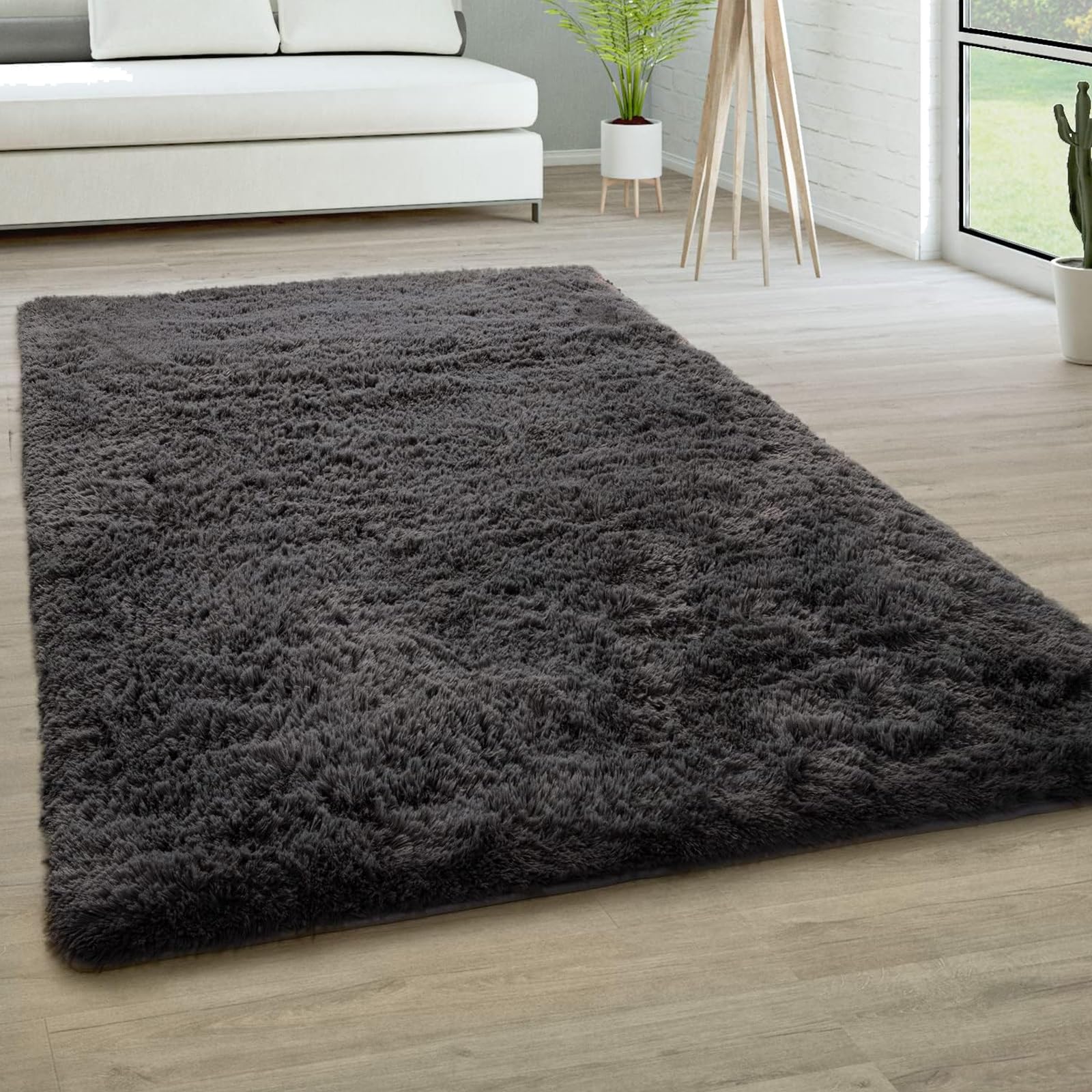 Tapis de salon moderne gris foncé pour réchauffer votre intérieur