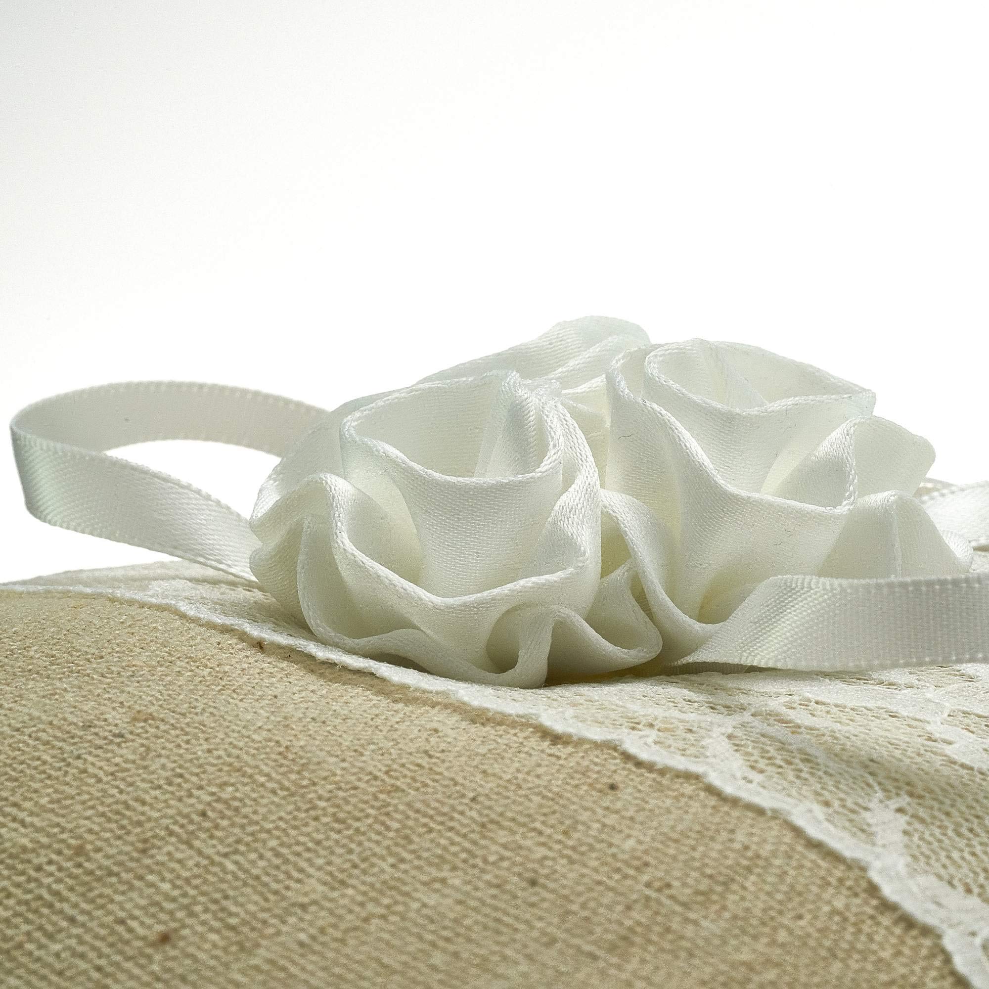 Porta Anillos Boda Almohadita Para Anillos De Boda - Blanco, 15x15 Cm, Con  Flor De Satén Y Lazos Elegantes Porta Alianzas Boda, image size:2000x2000