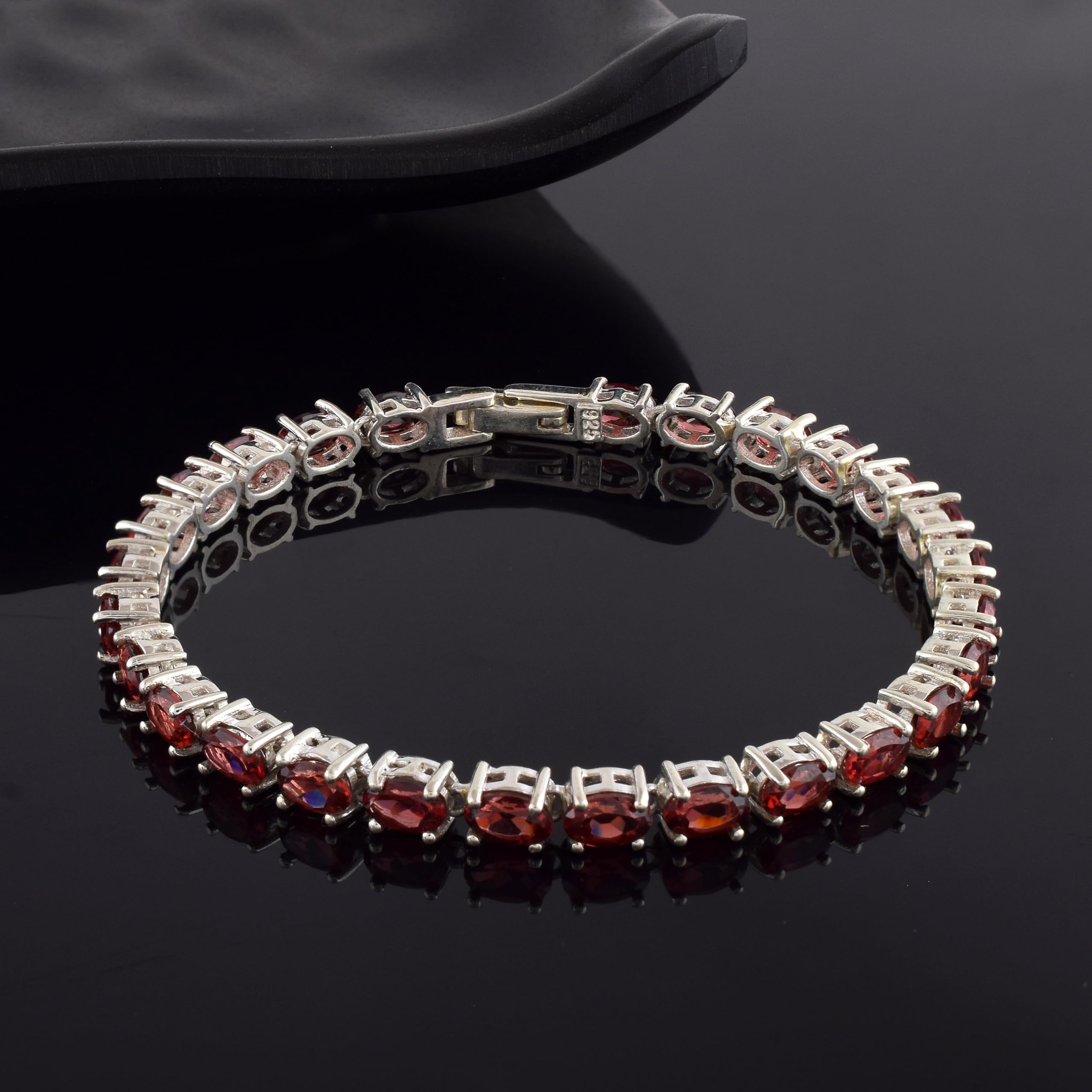 Pulsera de tenis de granate rojo de 6 x 4 mm, piedras preciosas facetadas ovaladas en metal chapado en rodio blanco, juego de garras, pulsera clásica de piedras preciosas rojas