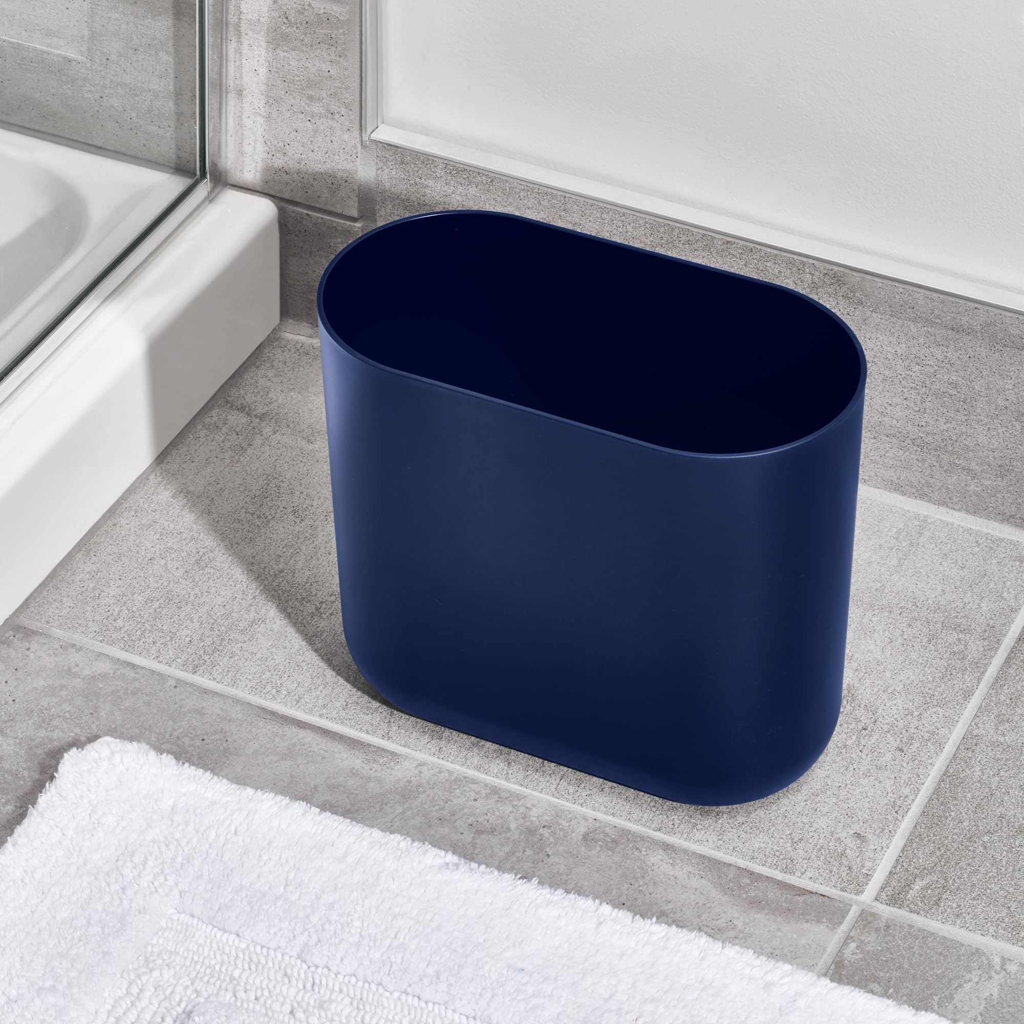 iDesign - Cubo de basura pequeño y delgado de plástico para baño, cubo de basura para dormitorio, oficina, escritorio, dormitorio, paquete de 2, azul marino