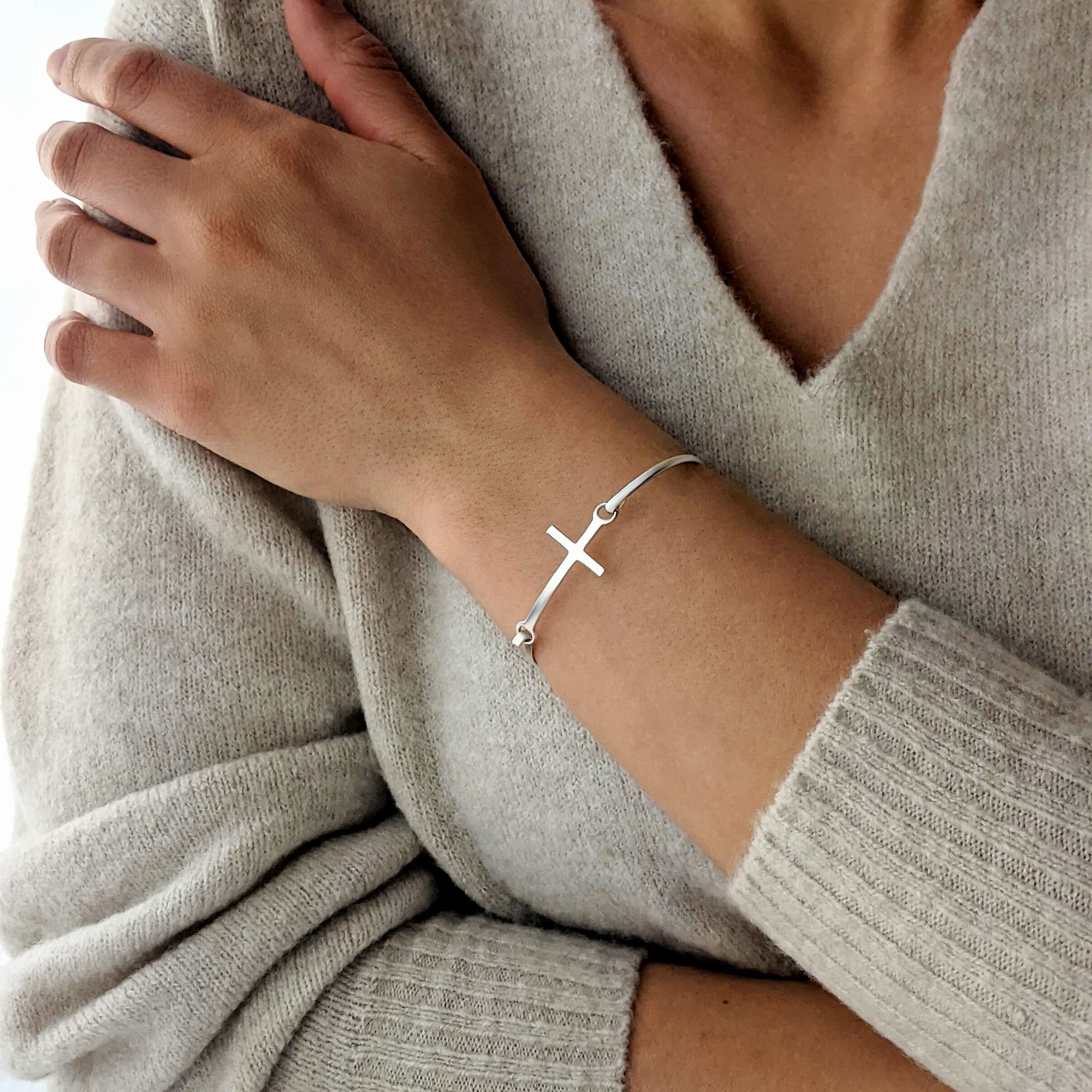 Silverly Brazalete Clásico de Plata de Ley con Cruz | Joyas Religiosas para Mujer | Pulsera Minimalista de Plata 925 para Mujer | Pulsera con Crucifijo Cristiano y Cierre de Presión