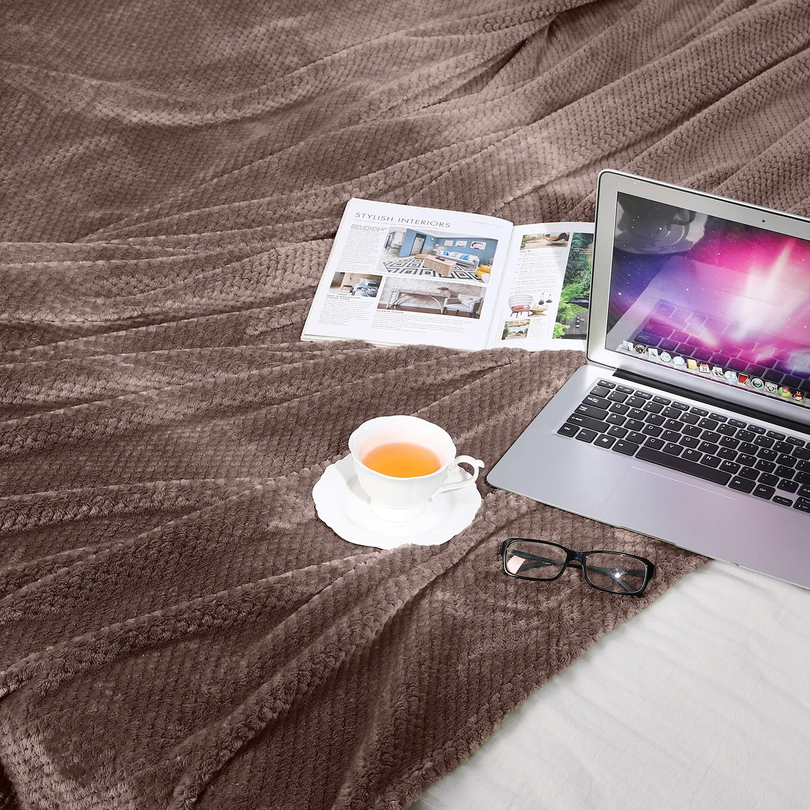 GAGAHAO Fleece Throw Blanket, King Size Fuzzy Throw Blanket for Couch Sofa Soft Warm Cozy Furry Decorative Thick Blankets & Bed Throws for Couch (Light Brown, 108x90 inch)