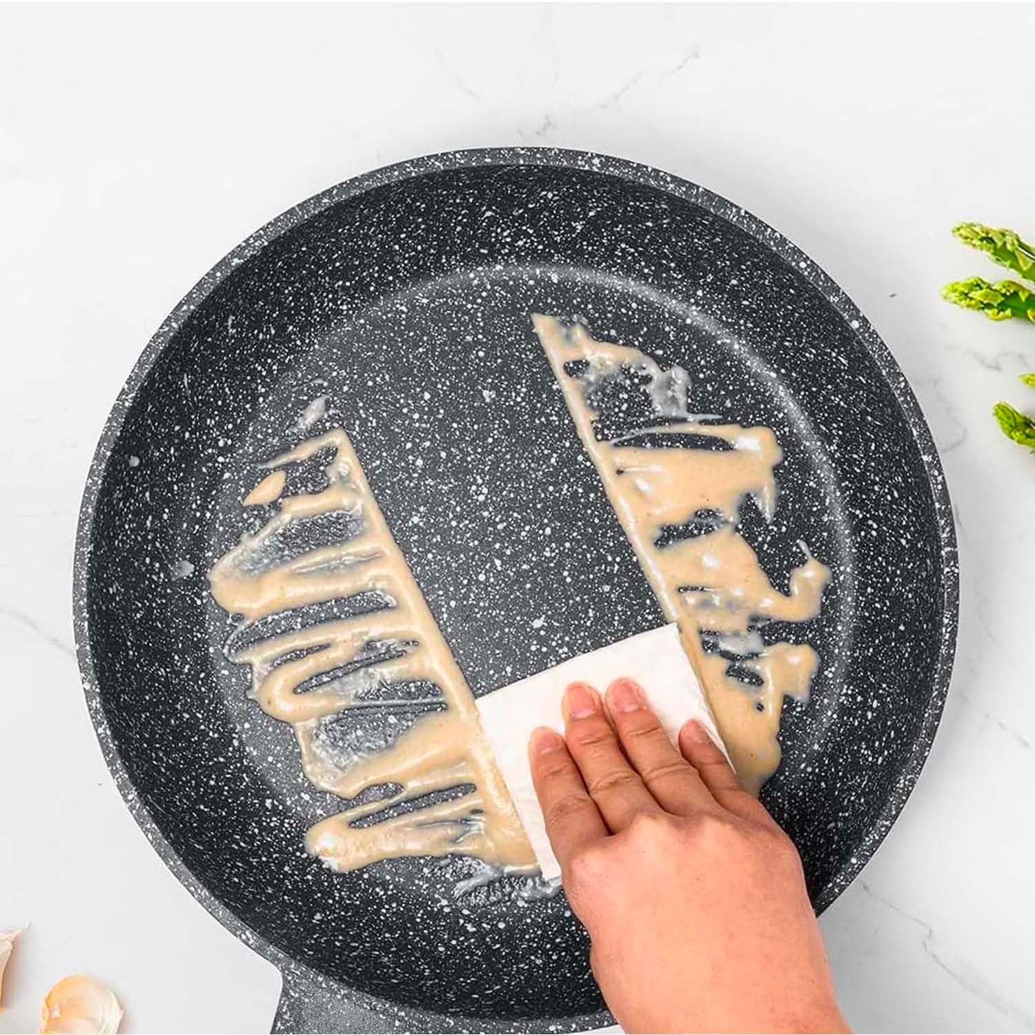Avilia Padella ad Induzione Antiaderente con Coperchio - Effetto Pietra, Cottura Senza Olio, Manico Ergonomico Soft-Touch, Ottima per Carne, Pesce e Verdure, 20cm, Made in Italy