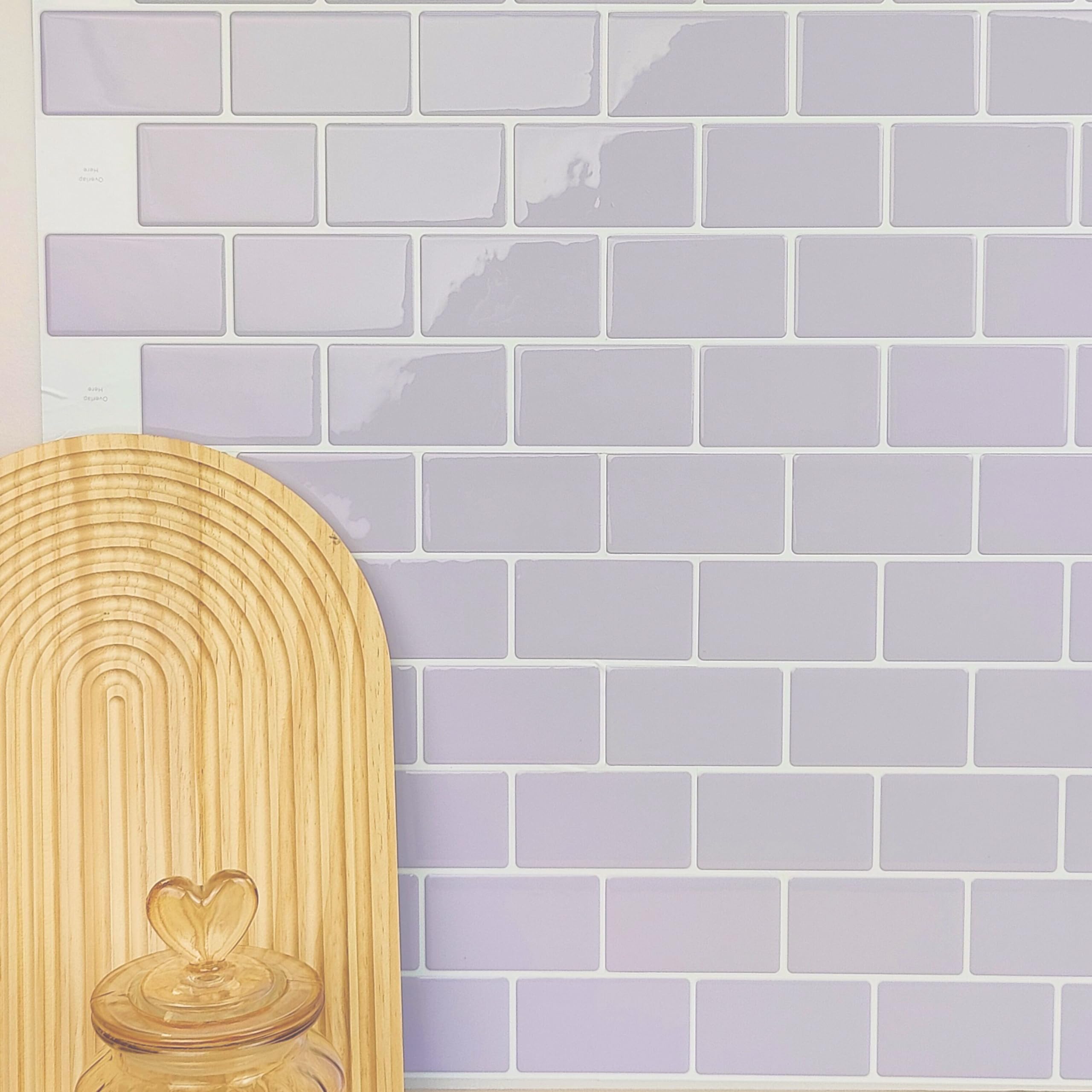 Stickers muraux 3D métro violet Alwayspon pour rénover facilement un dosseret abîmé sans travaux