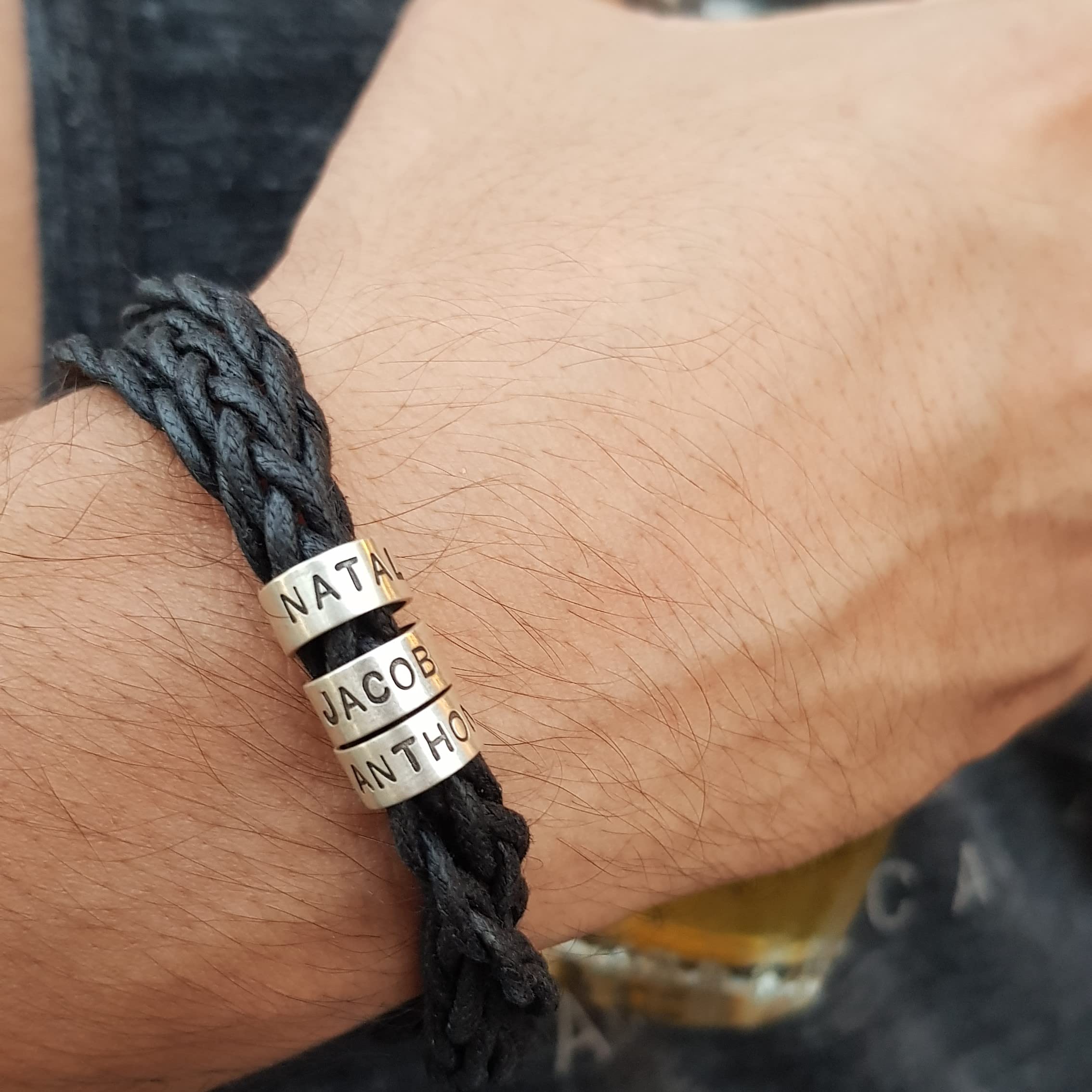 MYKA Personalisierte Herren Armband Geflochten mit kleinen Gravur Perlen Leder - Weihnachten Graviert Name Schmuck Geschenk für Männer - Vater - Freund (Schwarze Baumwollkordel: 925er Sterling Silber)