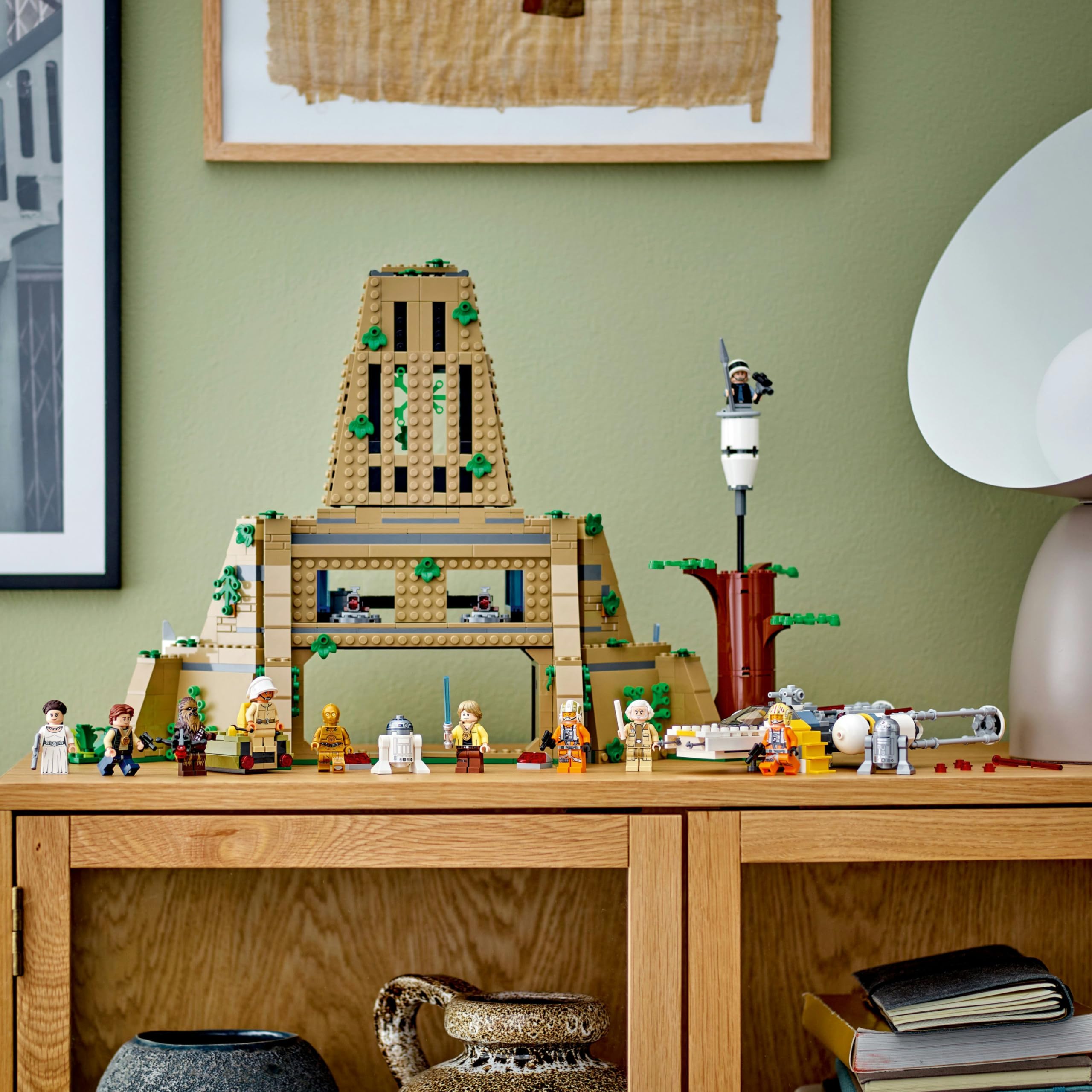 LEGO 75365 Star Wars: Eine Neue Hoffnung Rebellenbasis auf Yavin 4 mit 10 Minifiguren, darunter Luke Skywalker, Prinzessin Leia, Chewbacca, Plus 2 Droidenfiguren, Y-Wing Starfighter und Kommandoraum