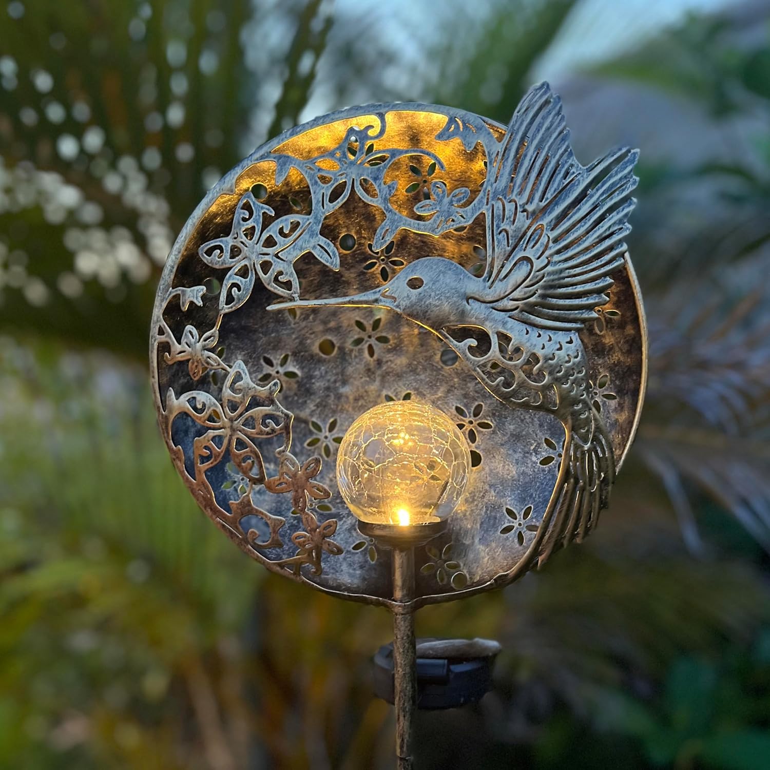 Hummingbird Solar Light Garden Outdoor Decoration Hollow Carving Flowers Crackle Glass Ball Metal Stake for Pathway Patio Lawn Yard Mother Gift (Daisy Hummingbird), Antique Brass, MX202318