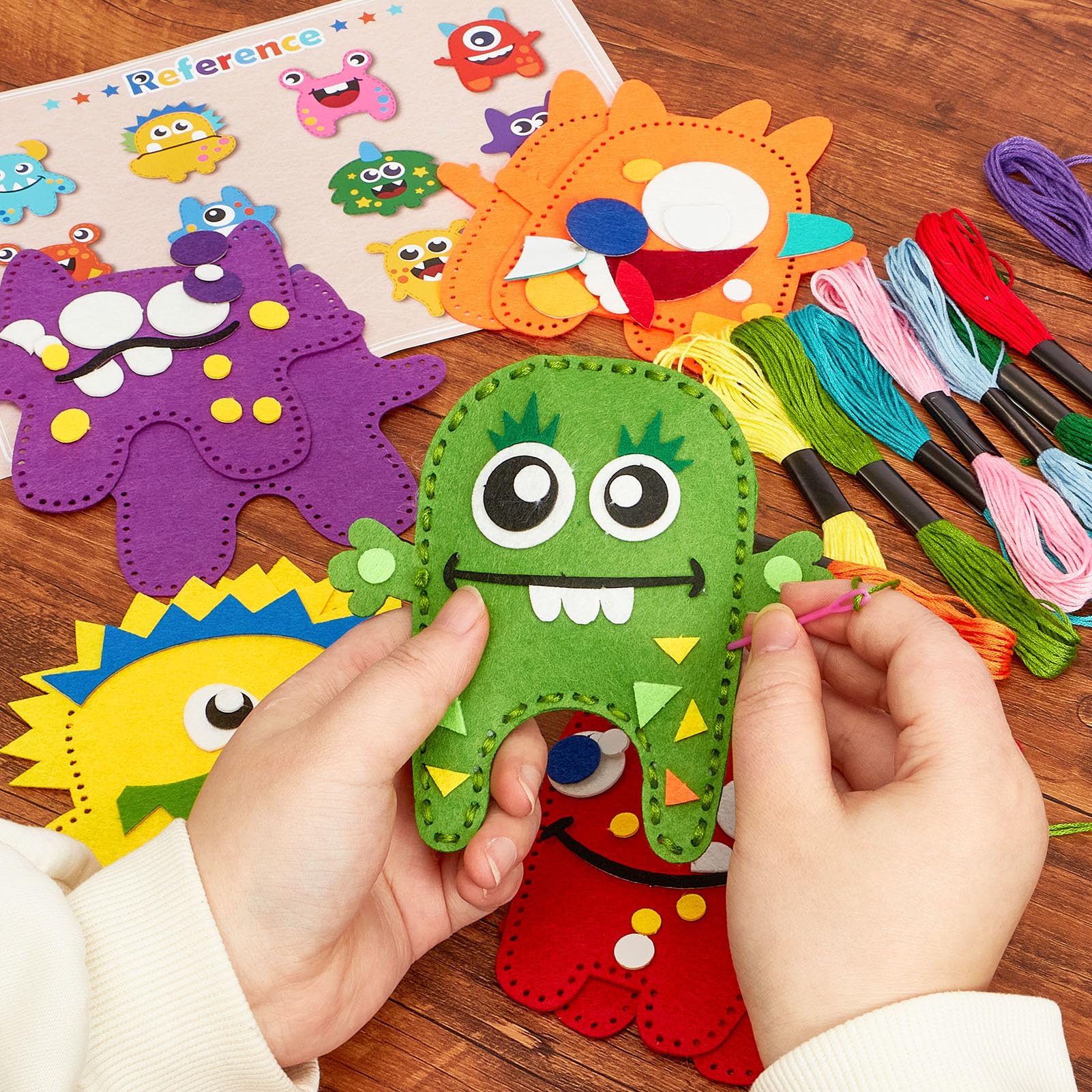 Toylink Kit Cucito in Fieltro per Bambini, Kit Lavoretti Creativi per Bambini con 12 Feltro & Fili da Ricamo & Aghi di Plastica, Fai Da Te Regalo Bambina Bambino 6 7 8 9 10 Anni (Mostri)