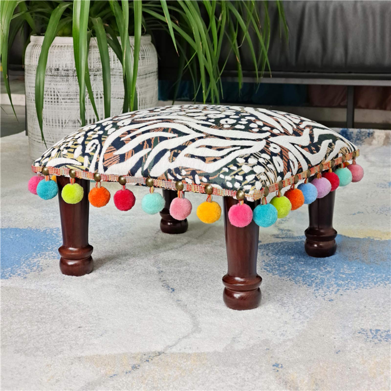Ottoman bohème contre le manque d'assise : pouf carré tissu et pieds en bois stable