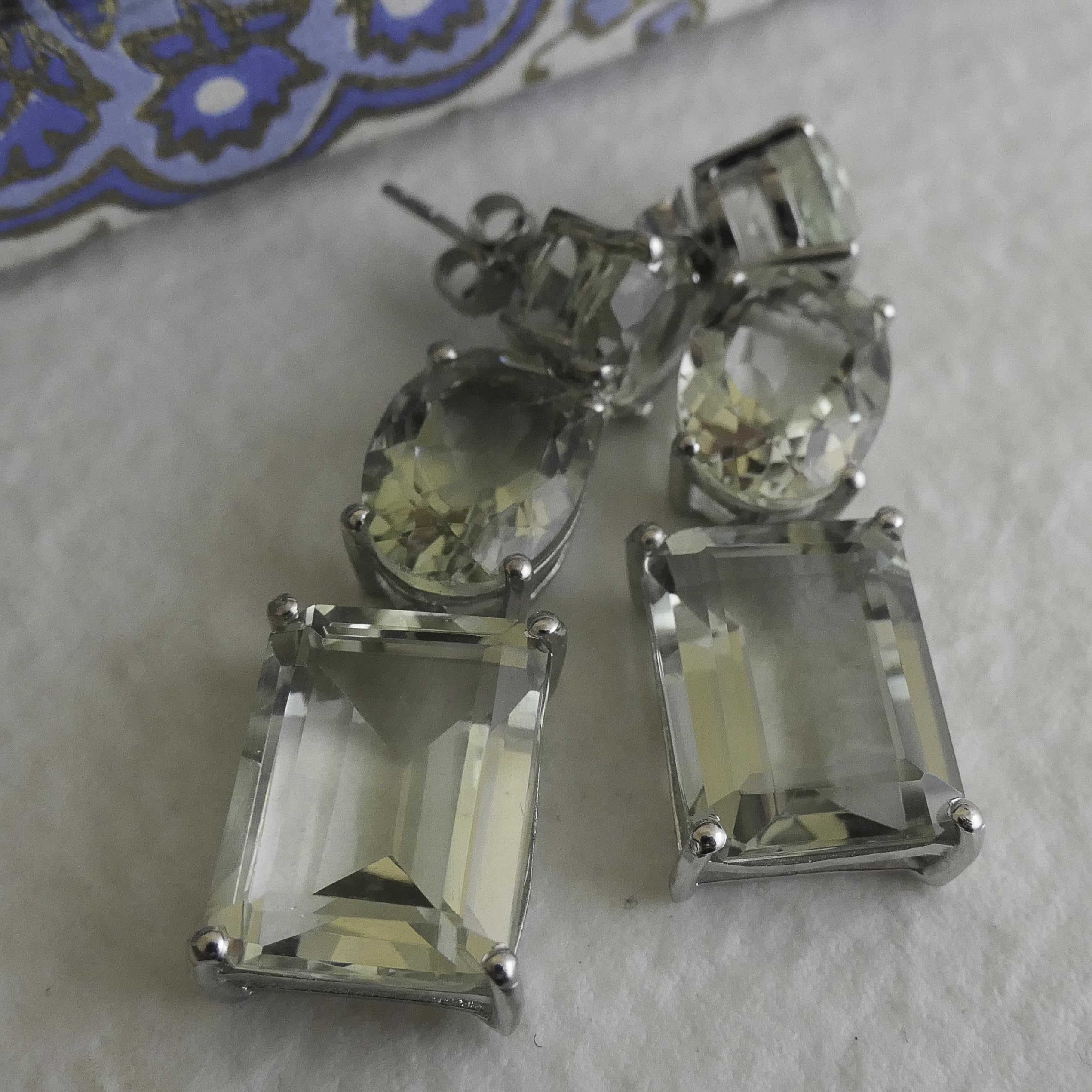 Aretes largos de plata esterlina con amatista verde