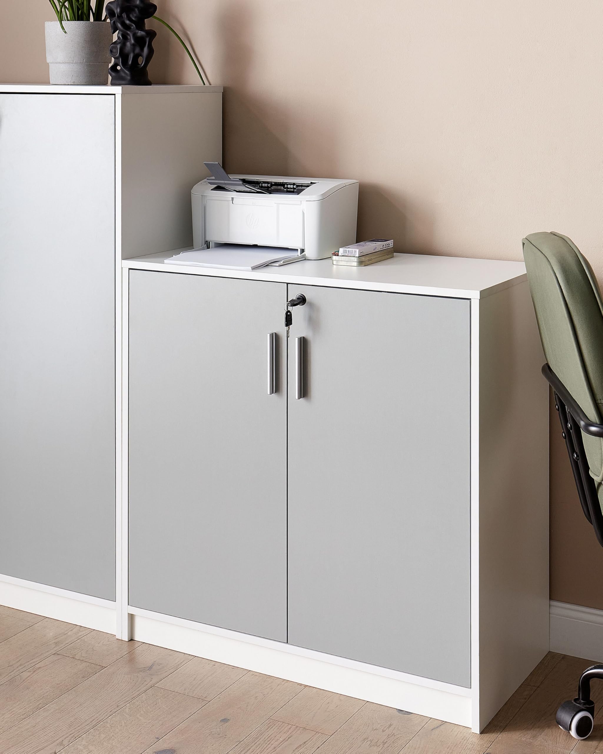 Beliani Petite Armoire à 2 Portes Gris et Blanc 80 cm en Panneaux Particules de Bois Zehna