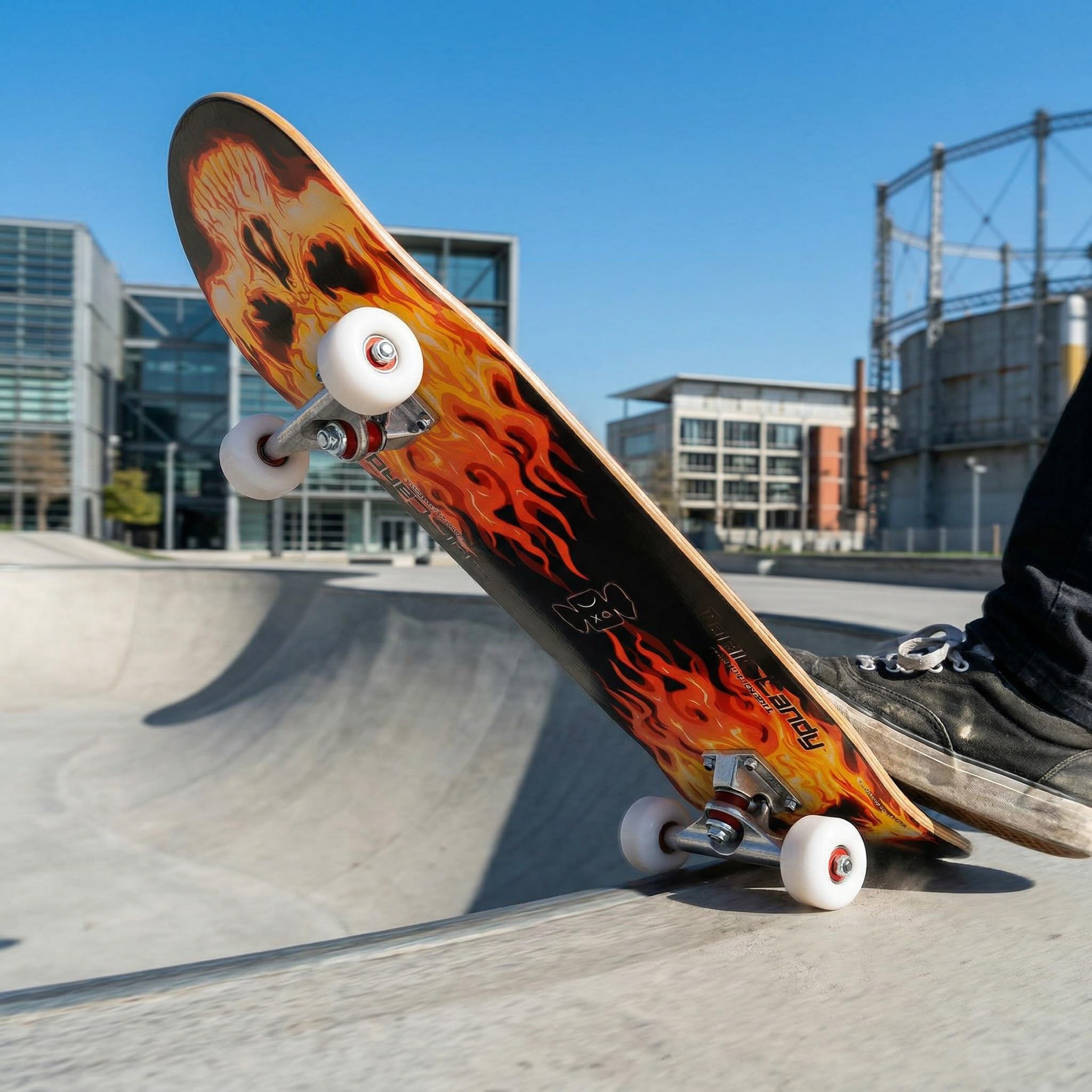 Skateboard Professionnel Double Kick,81 cm en érable, roulements ABEC-7, Roues en PU 95A, Design Graphique personnalisé (81cm, Feu Rouge)