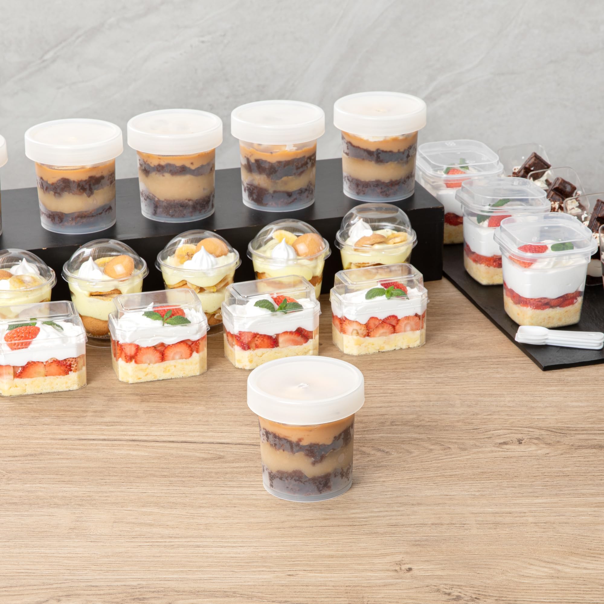 Restaurantware - Mini tazas de postre redondas de 10 onzas, 100 tazas desechables para pudín con tapas, duraderas, apilables, tazas de parfait de plástico transparente con tapas, para llevar postres y