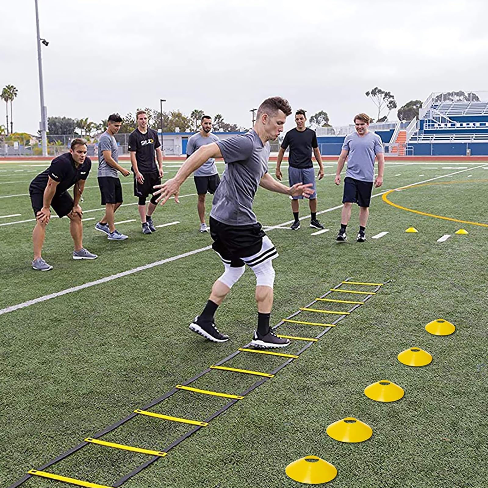 Kit Entrenamiento Futbol, Speed ​​Agility Training Kit para Agilidad Escalera de Agilidad 6M 12 Conos Deportivos 6 Postes Slalom Paracaídas de Resistencia Cuerda de Saltar y Bolsa de