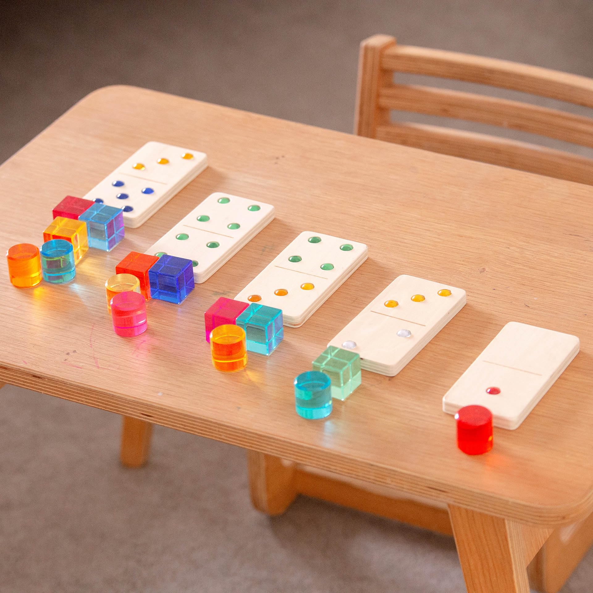 tickit Dominó con gemas de madera de gran tamaño – Juguete educativo de matemáticas certificado FSC® – Juego de dominó sensorial grande para jugar en interiores y exteriores