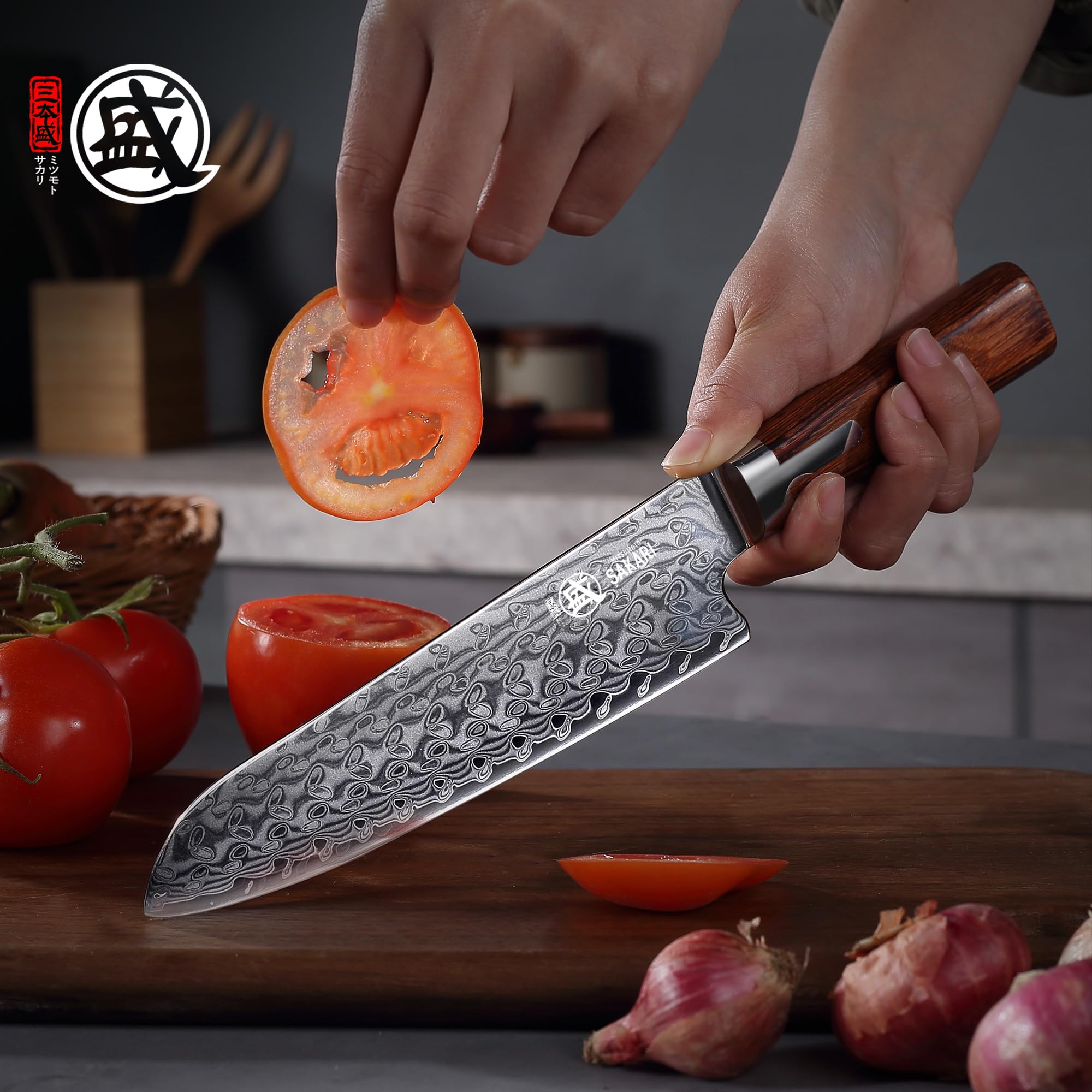 MITSUMOTO SAKARI Cuchillo Santoku Japones, 18 cm Cuchillos Cocina Full Tang, Cuchillos Carne Damasco Forjado a Mano (Mango de Pakkawood y Caja de Sándalo)