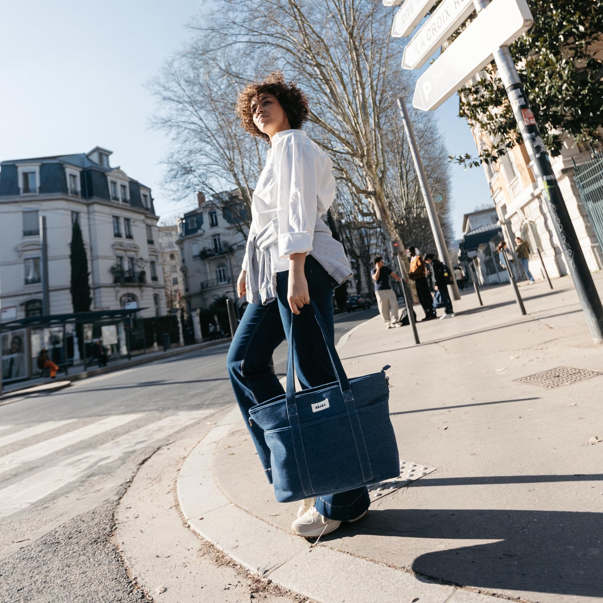 Béaba, Wickeltasche Madrid Modular 22L, großer Tote Bag, Baby-Wickeltasche für Eltern mit 11 Fächern, Isoliertasche, Kinderwagenbefestigung, Wickelunterlage, Denim