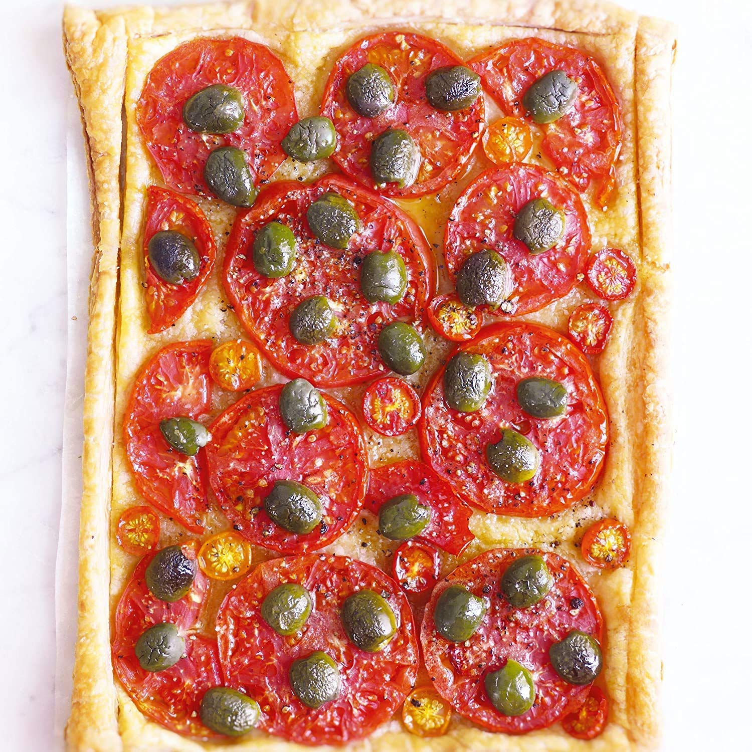 Imagem de prato sobre superfÃcie clara, possivelmente mármore. Imagem de prato sobre superfÃcie clara, possivelmente mármore.