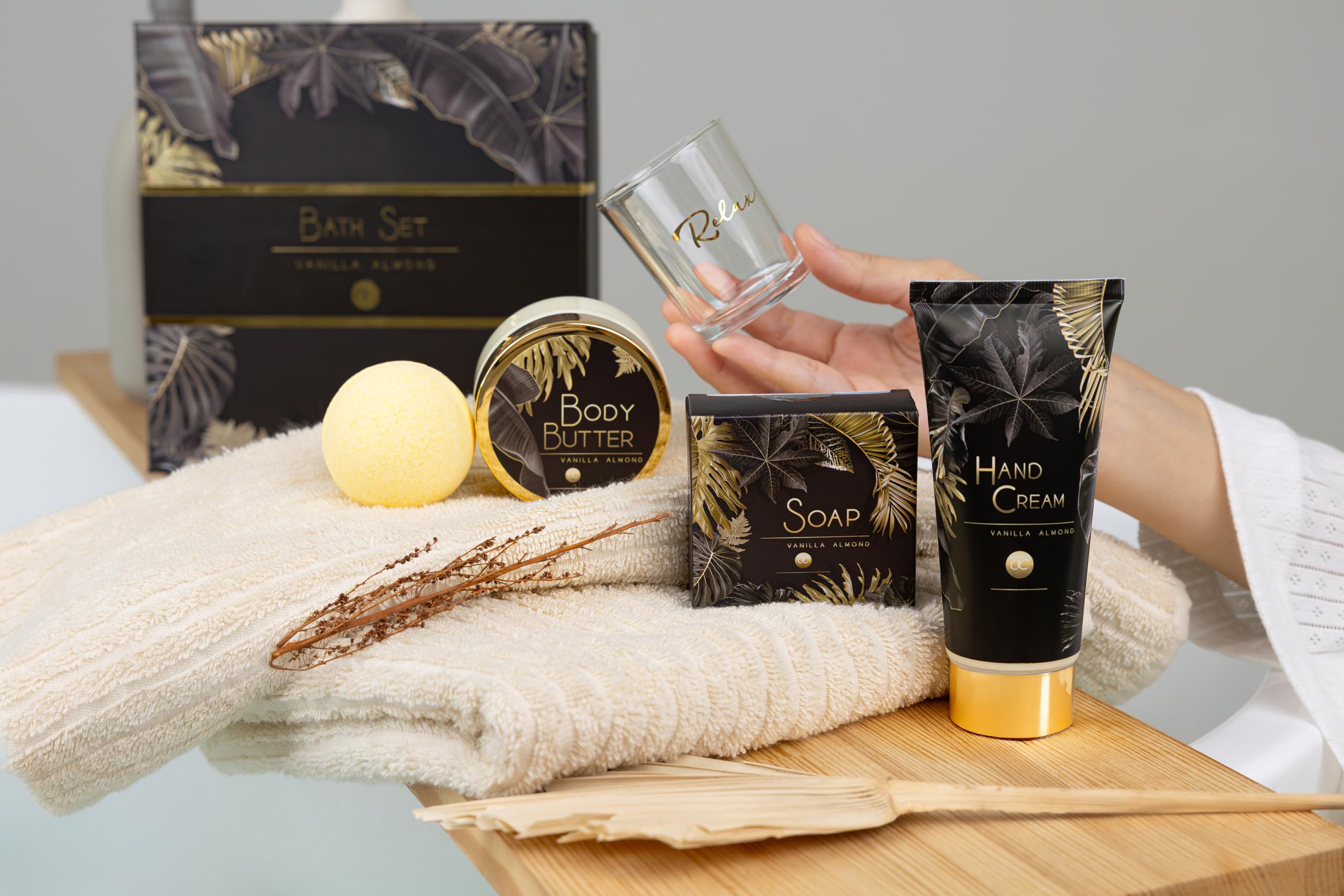 Accentra - Coffret cadeau luxe pour femme 5 pièces – Kit de bain cadeau avec bougie parfumée, savon, crème pour les mains, beurre corporel et bombe de bain – Kit bien-être pour femmes et filles pour