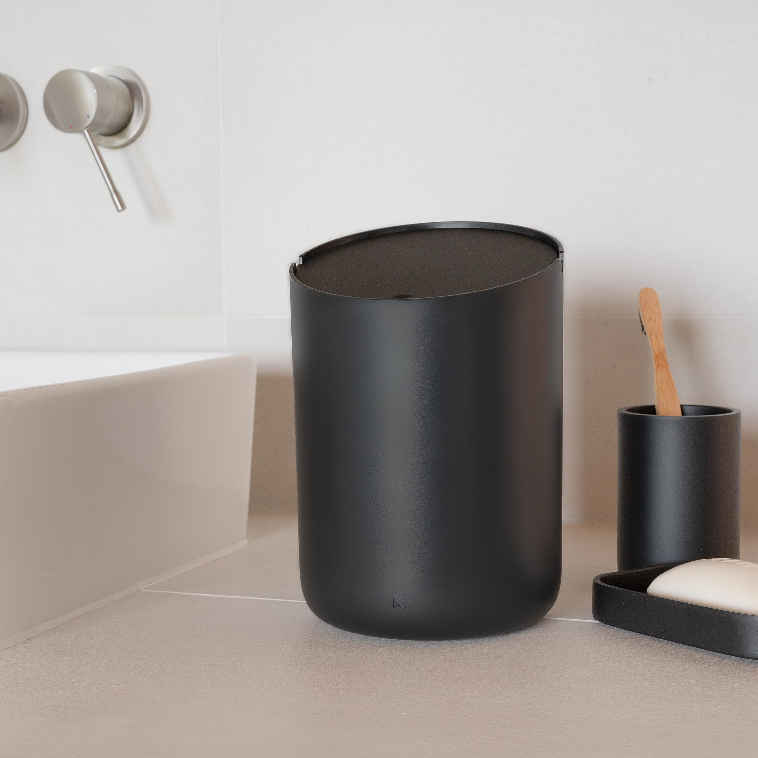 Kazai Cestino Bagno Piccolo 'Tove' 1,5L Mini Pattumiera da Tavolo Antiscivolo Nero