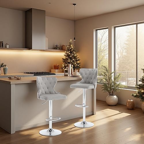 Miniatura 7 de Juego de 2 taburetes de bar giratorios ajustables, sillas tapizadas de terciopelo con borde de cabeza de clavo, reposapiés plateado y respaldo alto