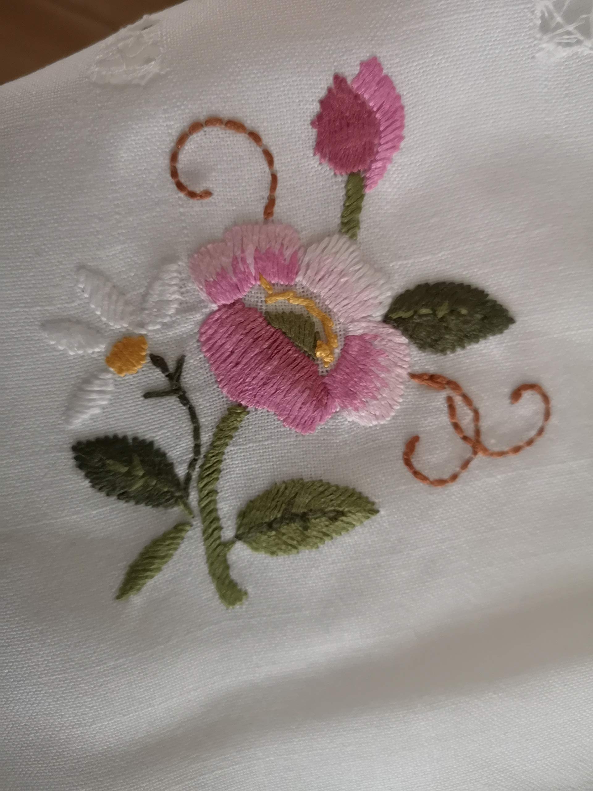 Elegante mantel x 12 de mezcla de lino (40 % lino 60 % algodón) con bordado de flores a mano en punto completo.