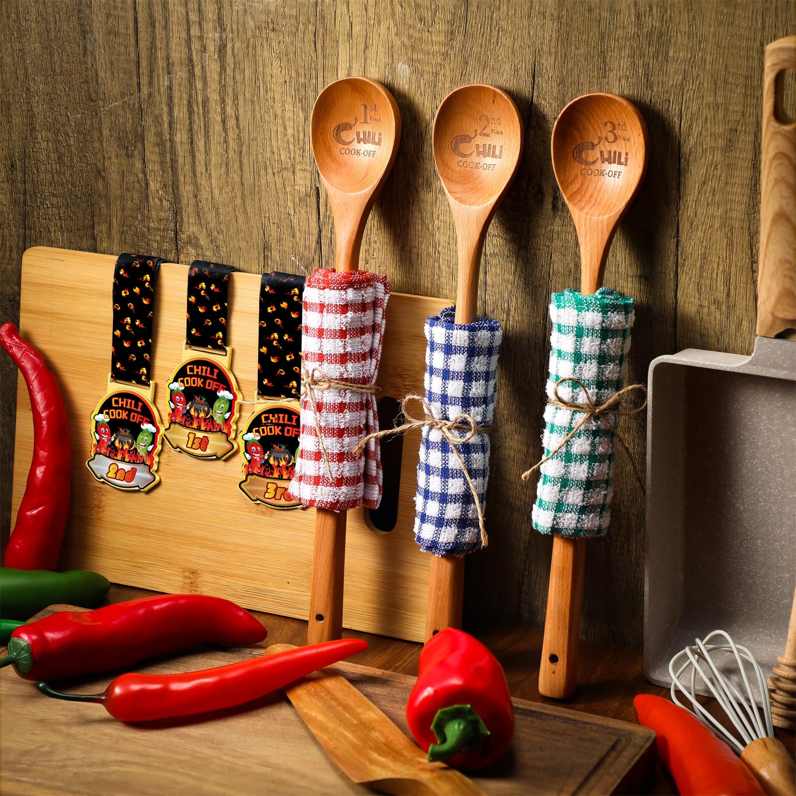 Quelay 9-teiliges Chili-Kochtrophäen-Set, Metallmedaillen, Holzlöffel zum Kochen, Baumwolltücher, Chili-Kochen, Dekorationen, Kochen, Geschenke für Männer, Frauen, Festivalbedarf