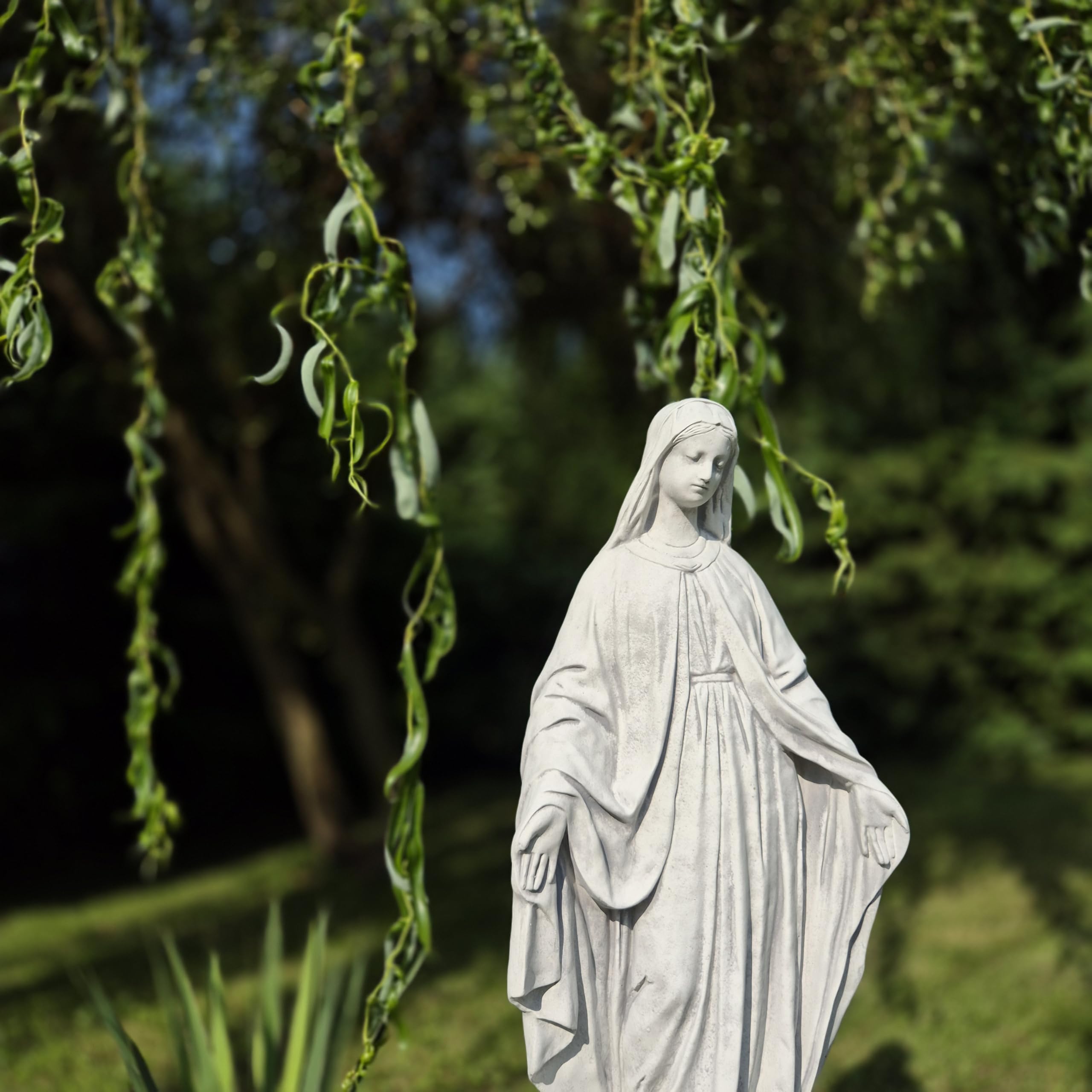 Figure de béton de l'Immaculée Vierge Marie