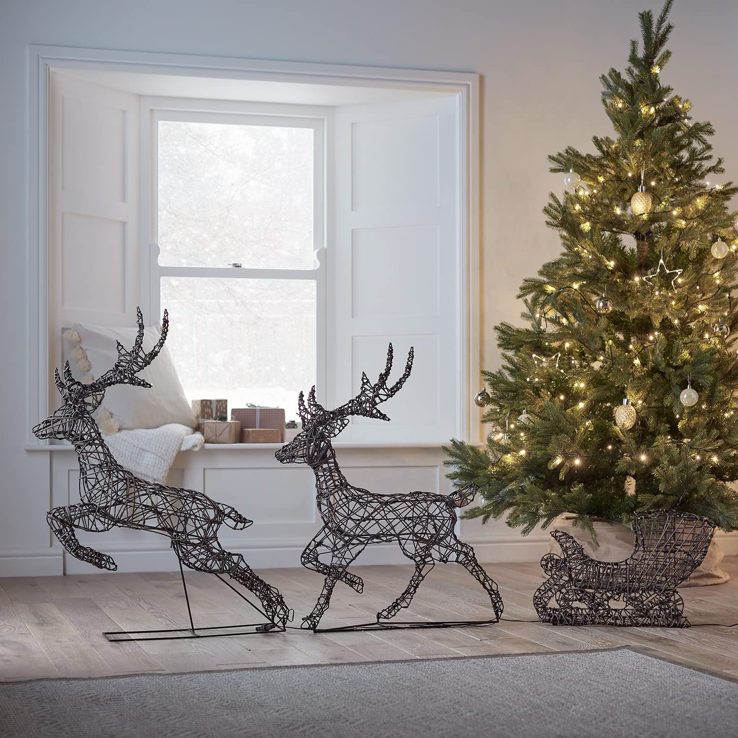 Lights4fun 240er Studley Rattan LED Rentiere mit Schlitten | Figur Timer Weihnachtsbeleuchtung für innen und außen | Weihnachtsfigur Weihnachtseko | strombetrieben