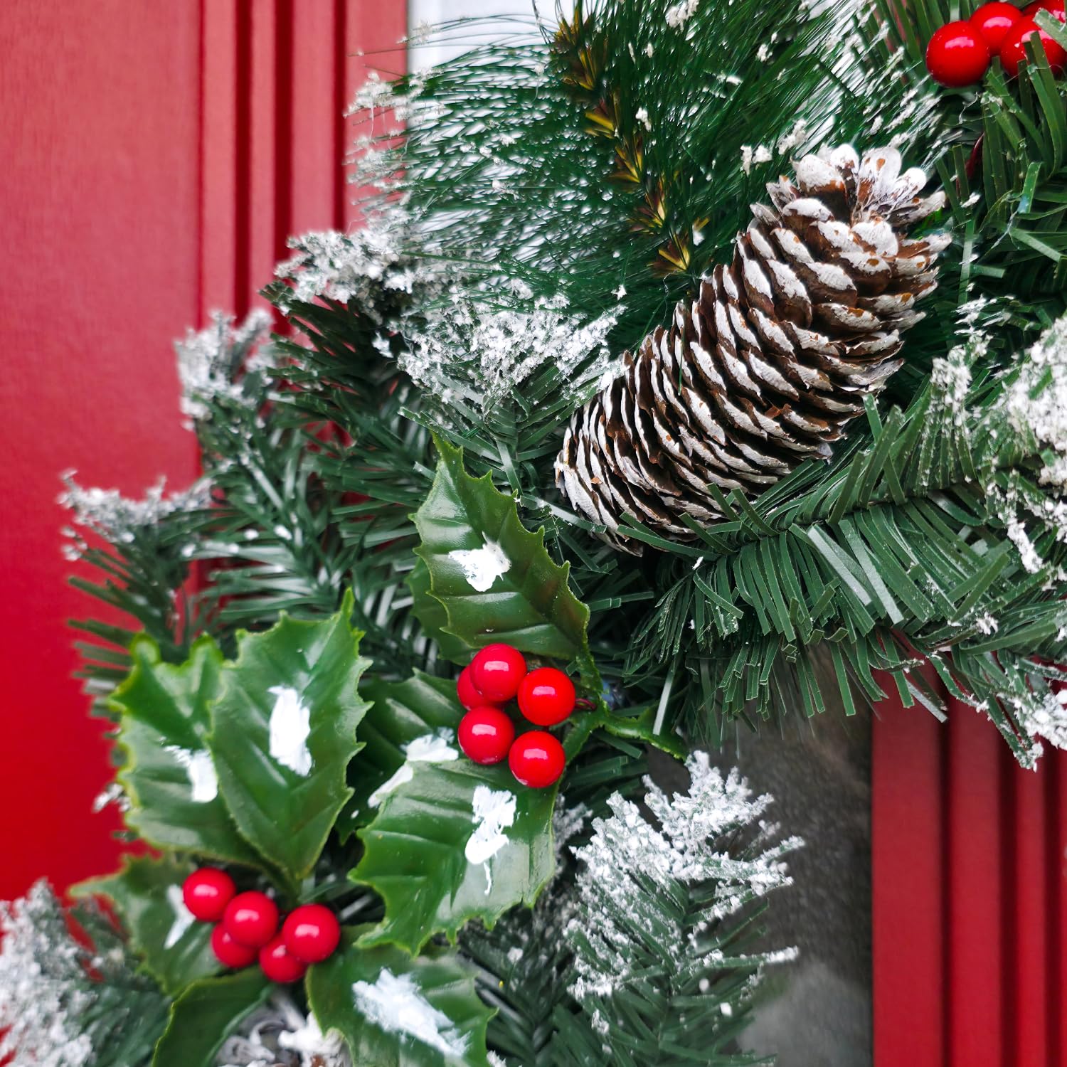 HomeZone® Festive Couronne de Noël décorée de neige avec baies et pommes de pin 50 cm