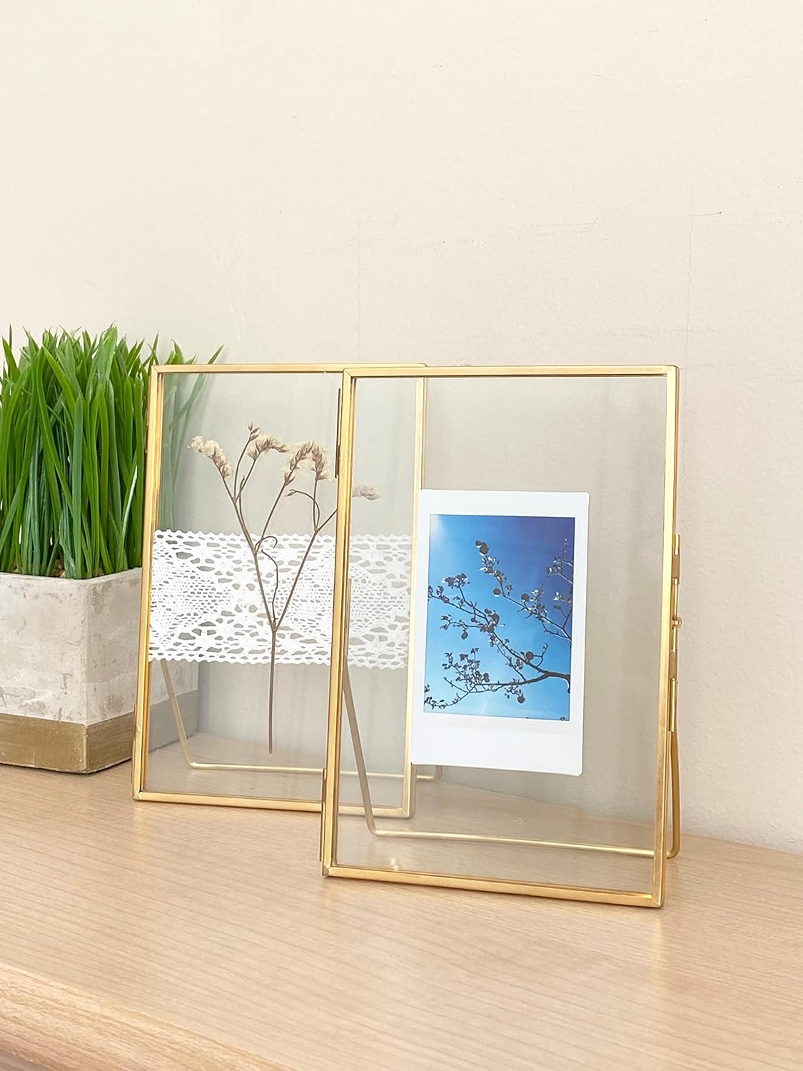 Beedecor Double Glass Frame for Pressed Flowers, Polaroid photos and Artwork,Gold 4x6 Standing Metal Picture Frames, Home Decor Photo Display, Set of 2 Pressed Flower Frames with Stand