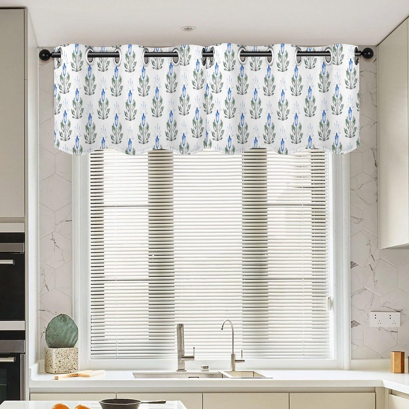 Cantonnière à fleurs bleues occultant vis-à-vis cuisine et chambre