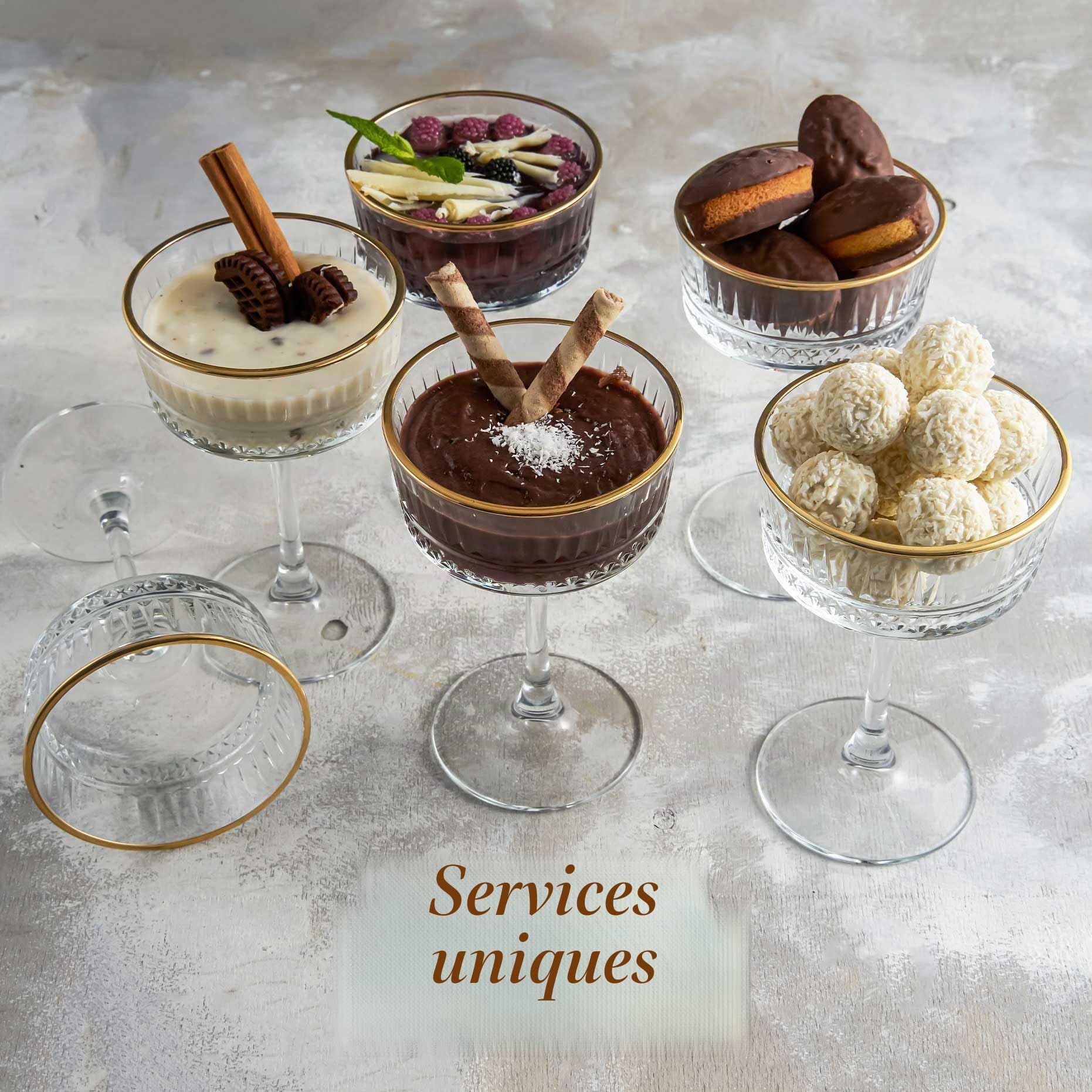 Verres Coupés à Bords Dorés Vintage Lot de 4, 260 ml/8,8 oz. Champagne, Cocktail, Martini, Verres à Vin, Verre à Gin et Prosecco, Verrerie à Longue Tige