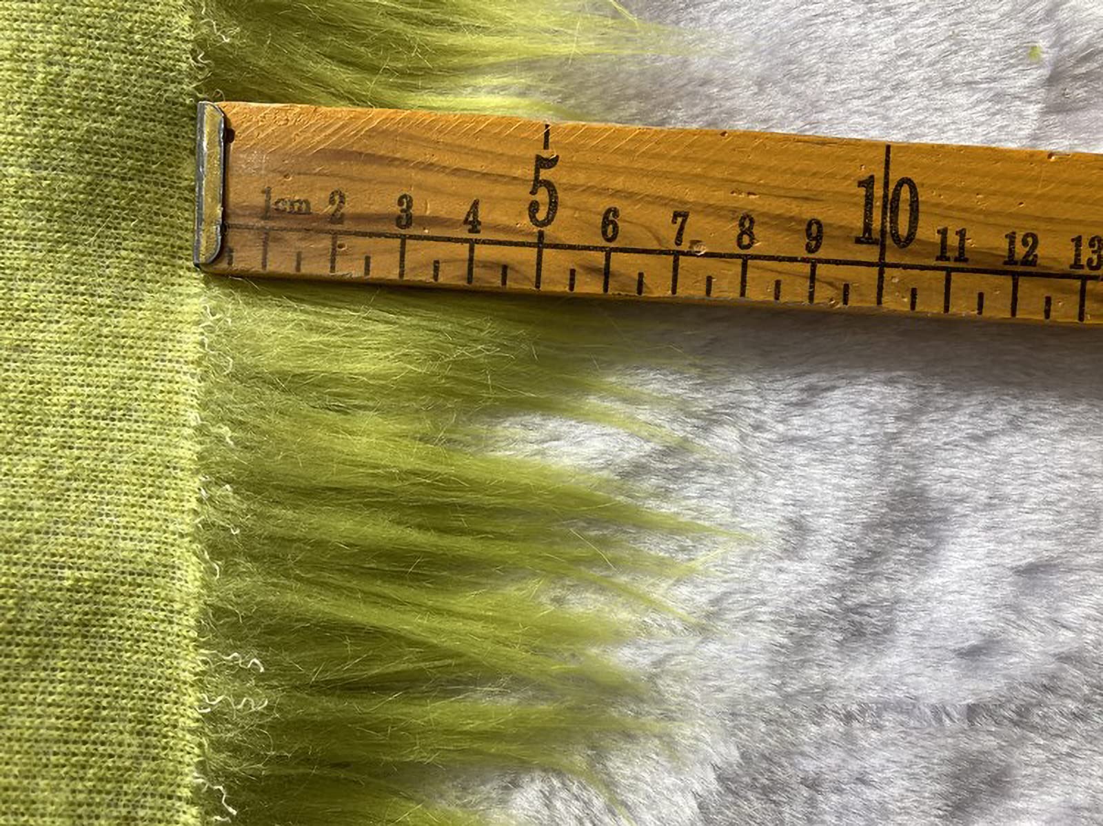 Tkanina ze sztucznego futra na podwórku, pluszowa tkanina używana do dekoracji pokazów kostiumowych, szerokość 170 cm, sprzedawana na metry (kolor: ciemnoszary)