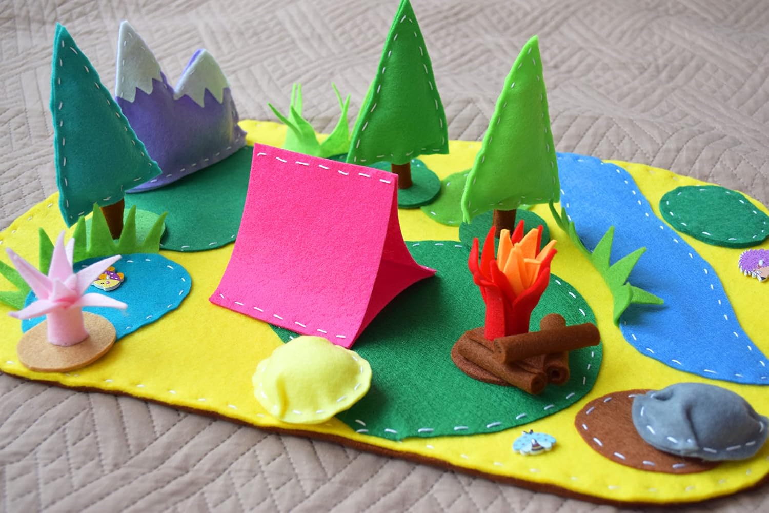 Camping Felt Play Mat, Waldorf Play Set, Small World for Kids, Pretend Play, Travel Educational Toy, Playscape Children Activity Imagination, Camping Adventure Toy, Interactive Play Set