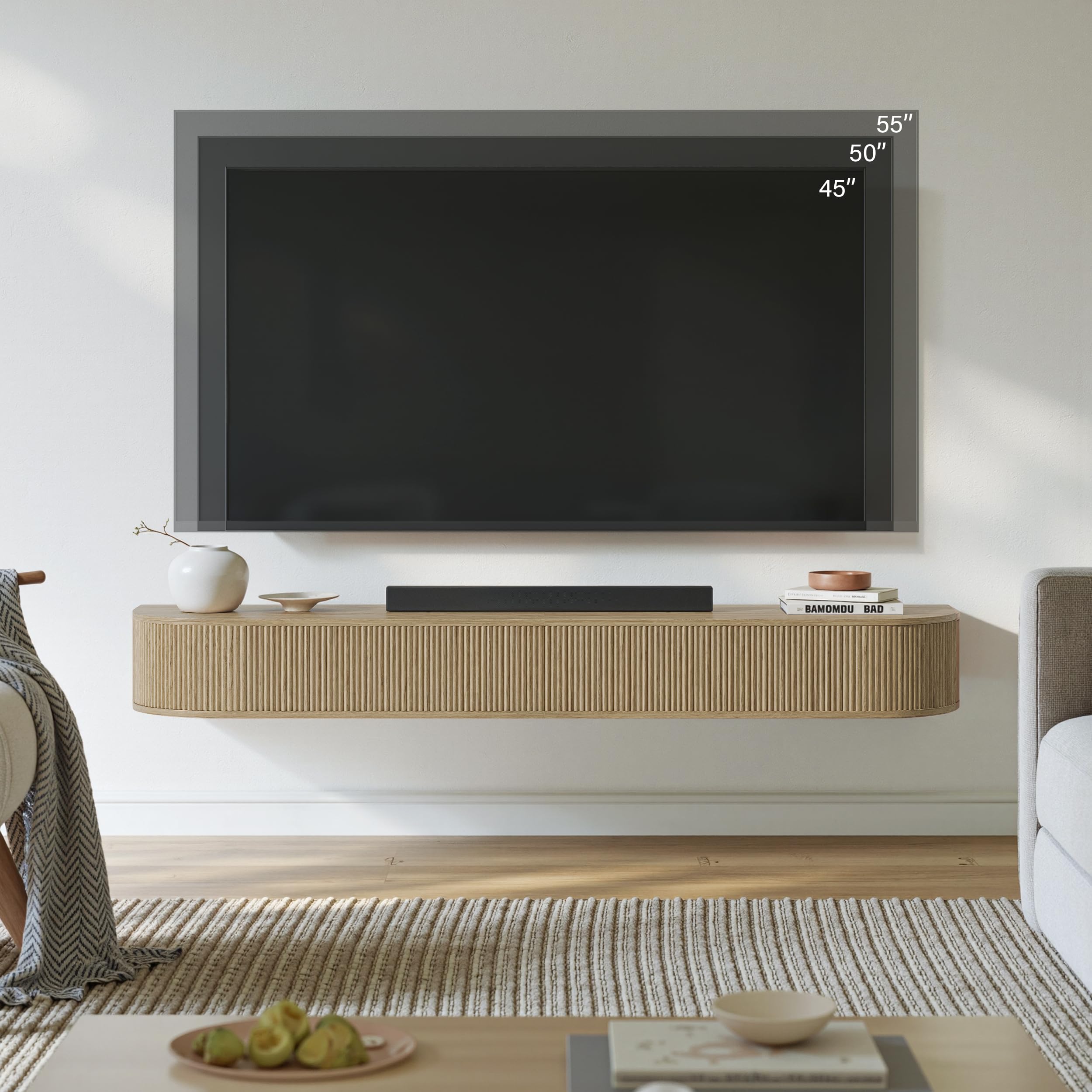Hängendes TV Lowboard 140 cm lang Buche Holzoptik Modern | Schwebender TV Schrank für 45–55 Zoll Fernseher, sanft abgerundete Ecken & frontseitige Einfräsvertiefung, im Wohnzimmer