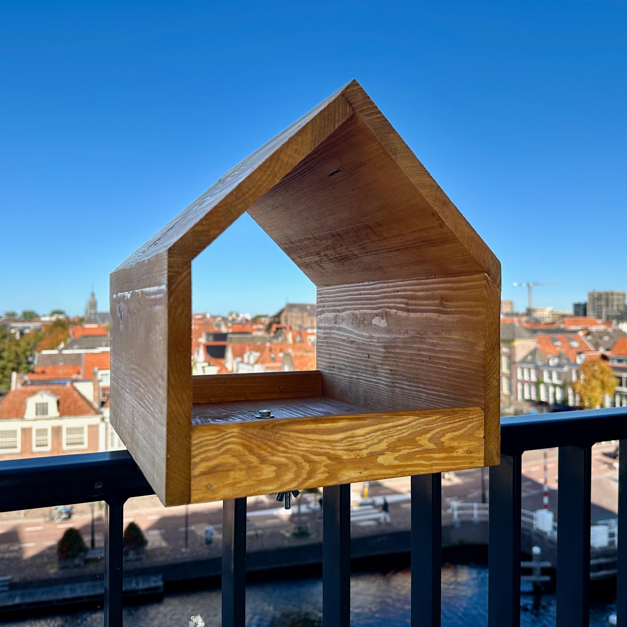 GARTENETAGE Balkon-Vogelfutterhaus aus massivem Kiefernholz mit Stabiler Balkonhalterung – wetterfestes Futterhaus für Wildvögel, Meisen & Rotkehlchen – dekorativ, nachhaltig, leicht zu reinigen
