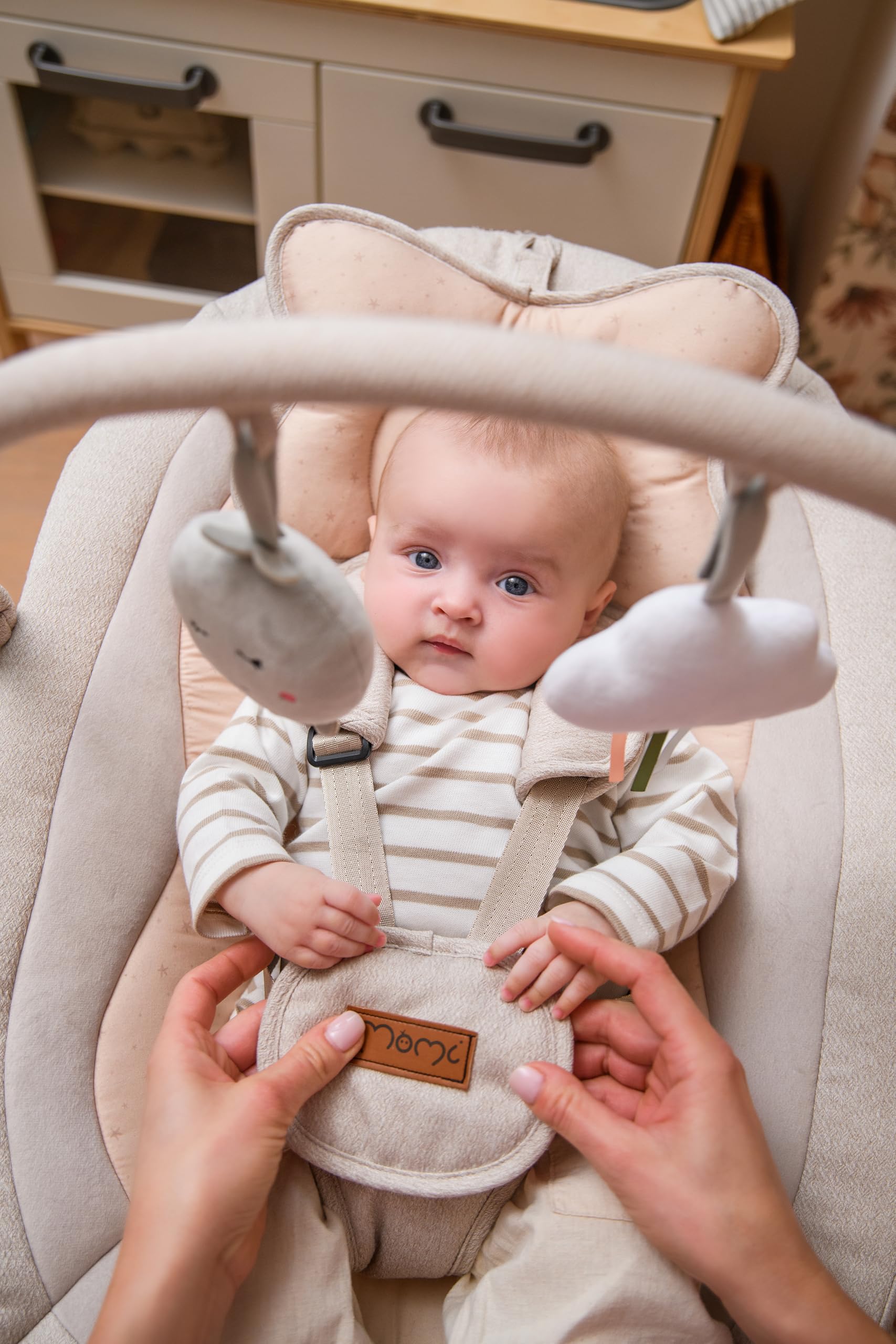 Balancelle MoMi Pearl 9 kg, siège 360°, LED, Bluetooth, télécommande, piles ou secteur, câble USB, harnais 5 points, arche avec jouets