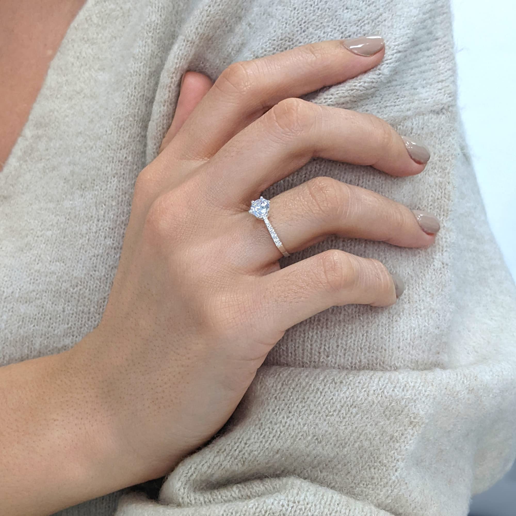 Silverly Anillo de Compromiso de Plata de Ley con Halo Cuadrado de Circonia y Banda Pavé de Circonitas Cúbicas | Joya Elegante para Aniversario o Boda | Anillo de Promesa Clásico
